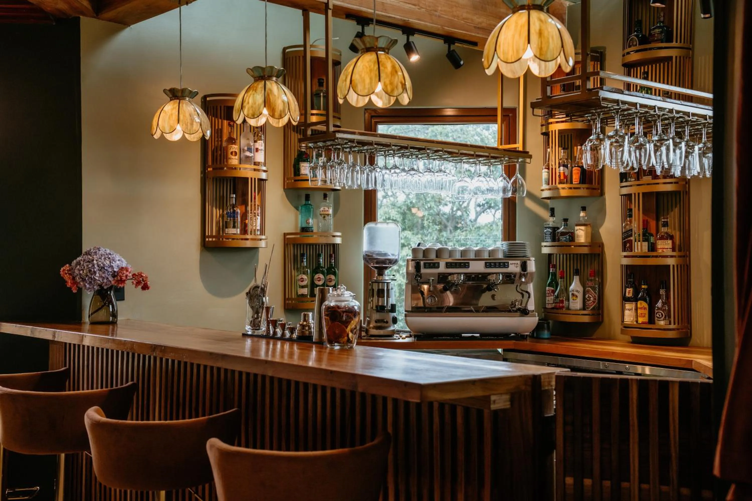 Restaurant/places to eat in Bambuda Castle