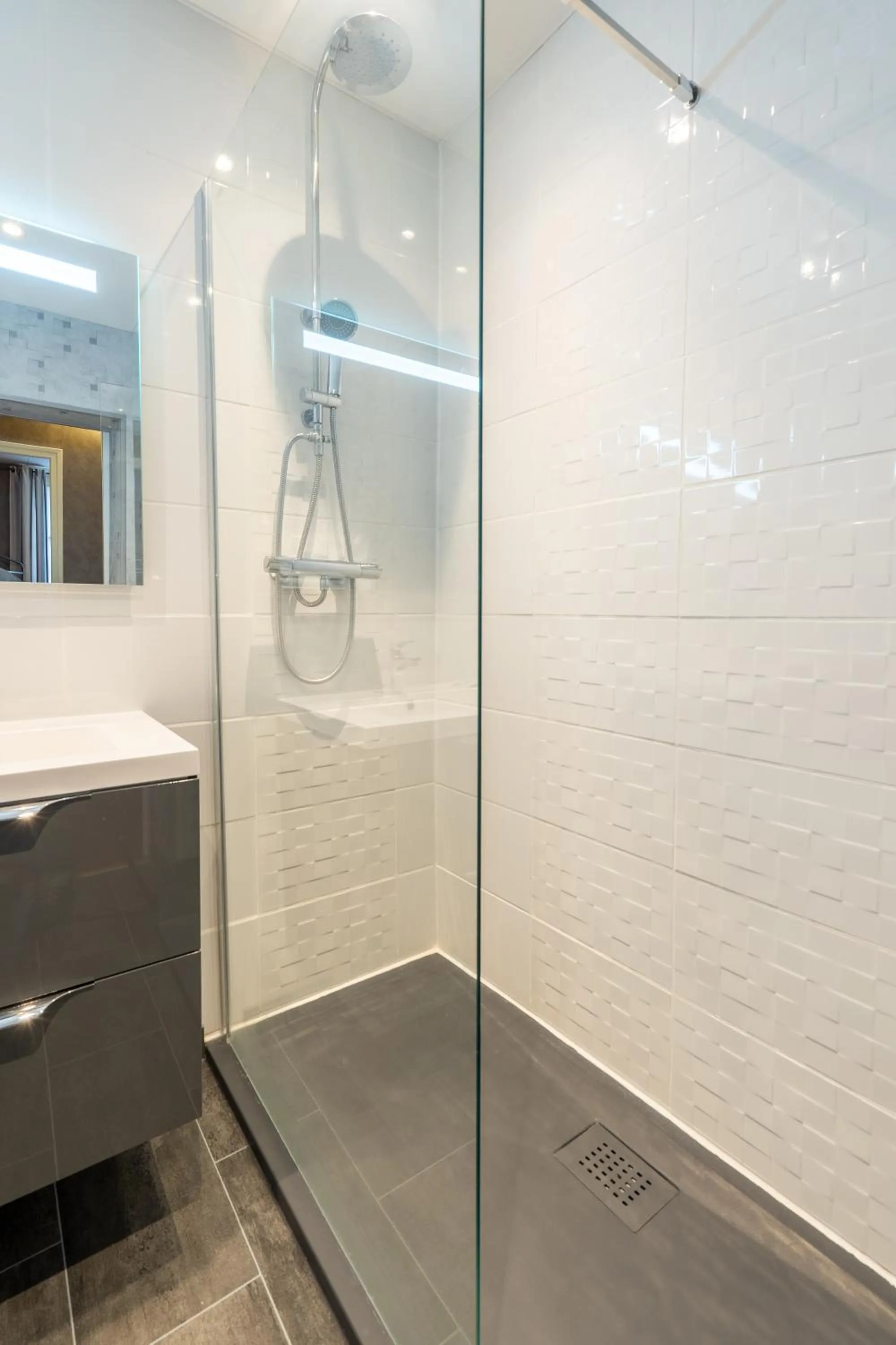 Shower in Hôtel - Restaurant Saint Jacques