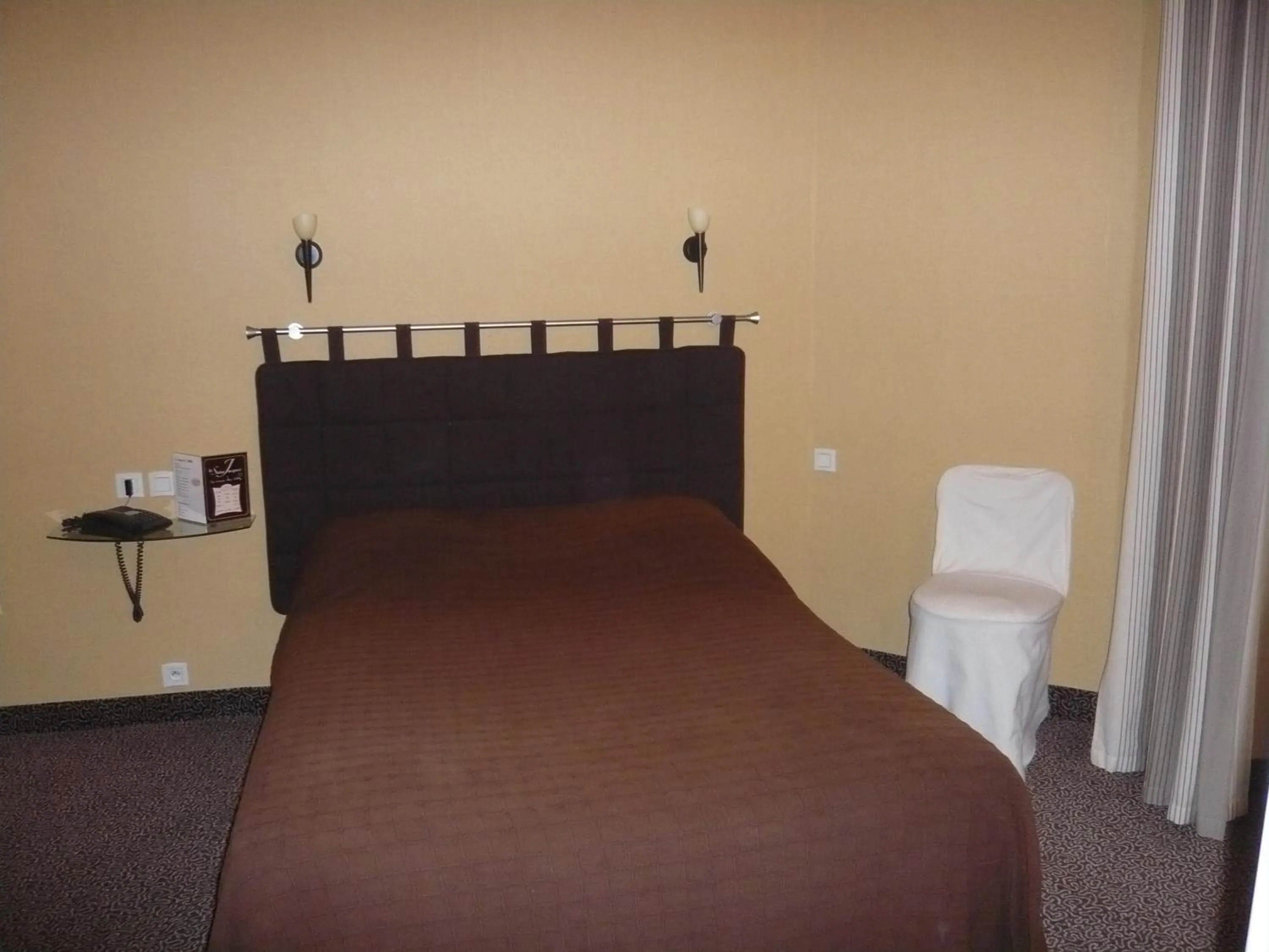 Bed in Hôtel - Restaurant Saint Jacques