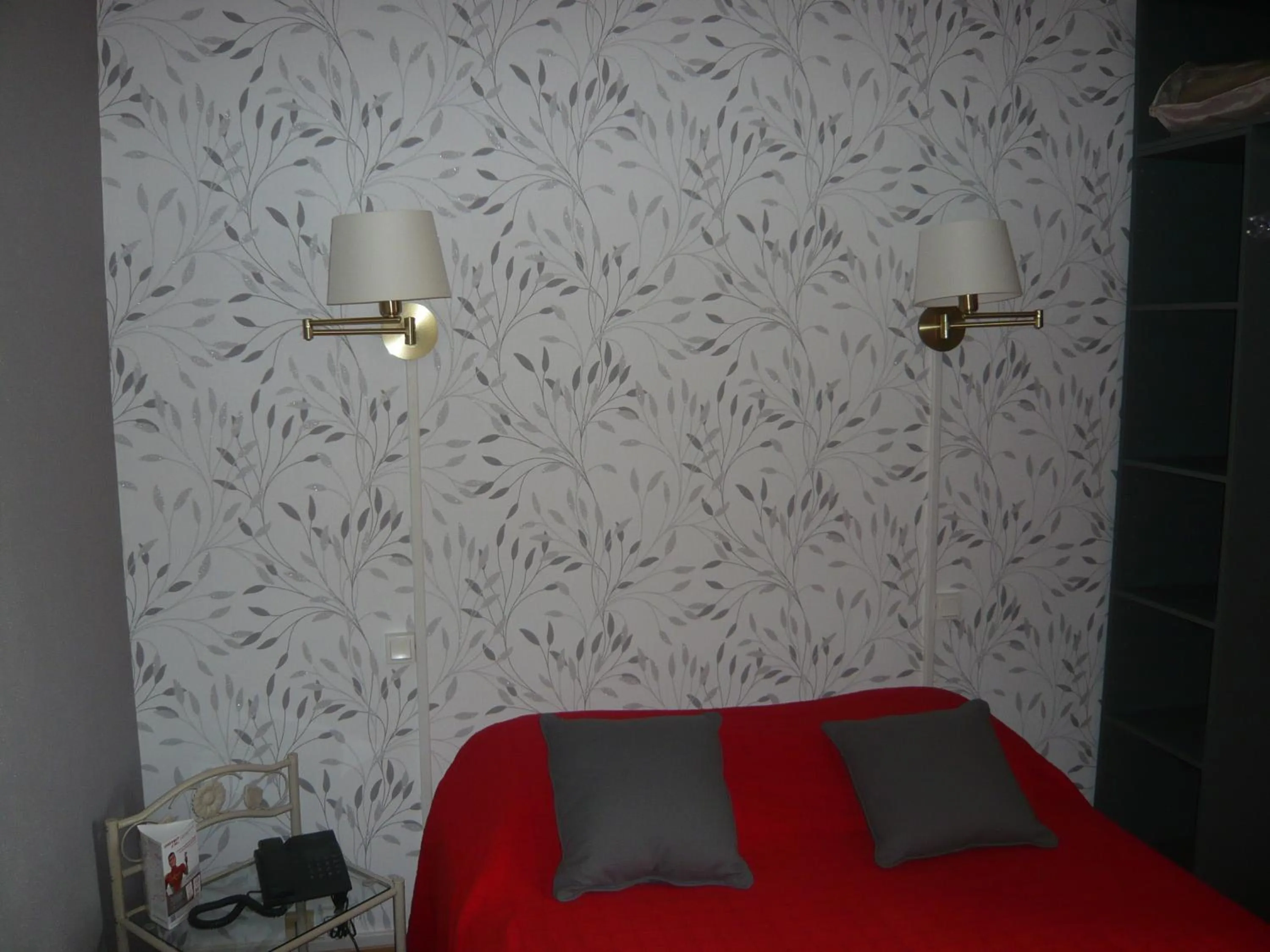 Property logo or sign, Bed in Hôtel - Restaurant Saint Jacques