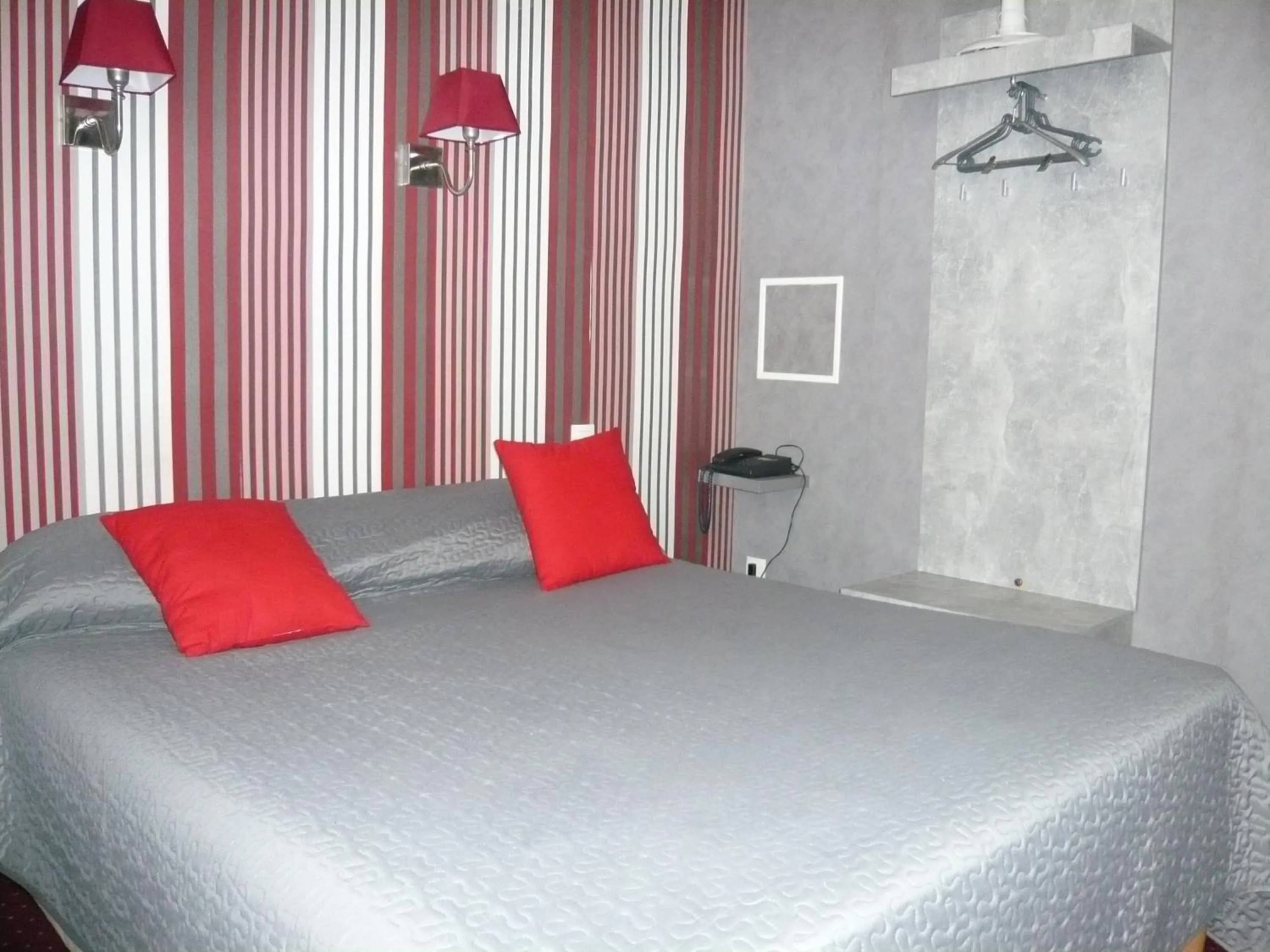 Bed in Hôtel - Restaurant Saint Jacques