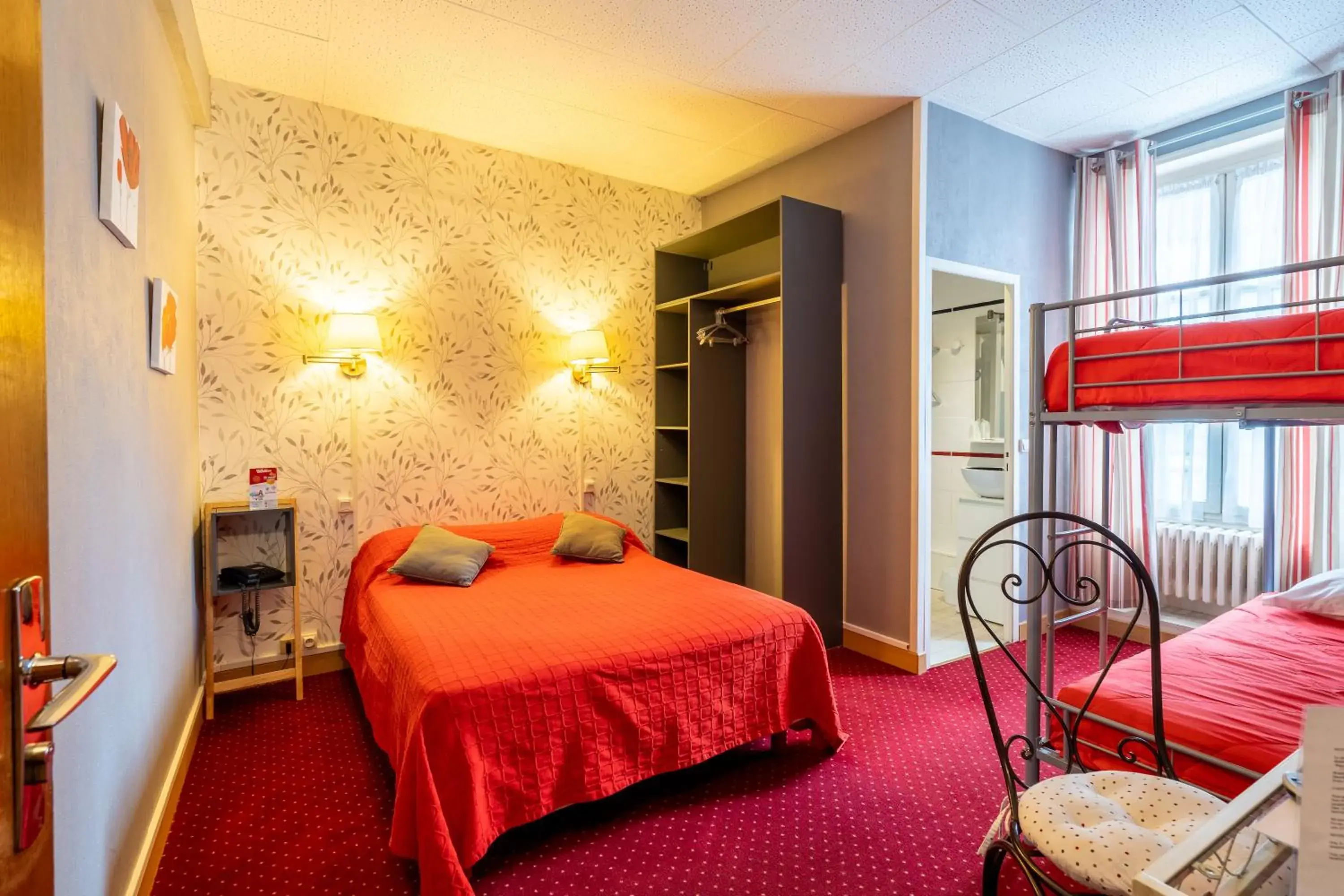 Quadruple Room - single occupancy in Cit'Hôtel - Restaurant Saint Jacques Quadruple Room - single occupancy in Cit'Hôtel - Restaurant Saint Jacques