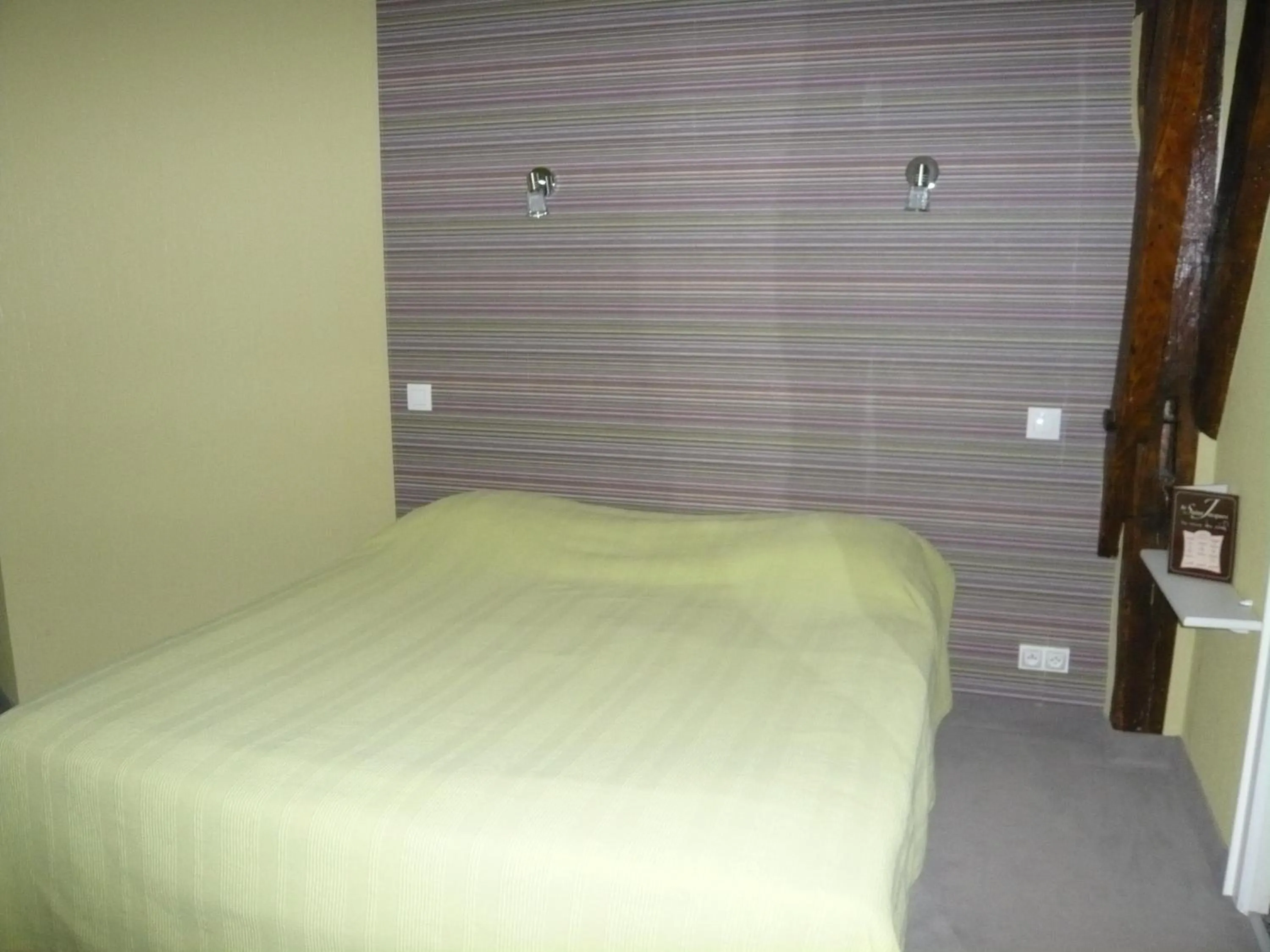 Bed in Hôtel - Restaurant Saint Jacques