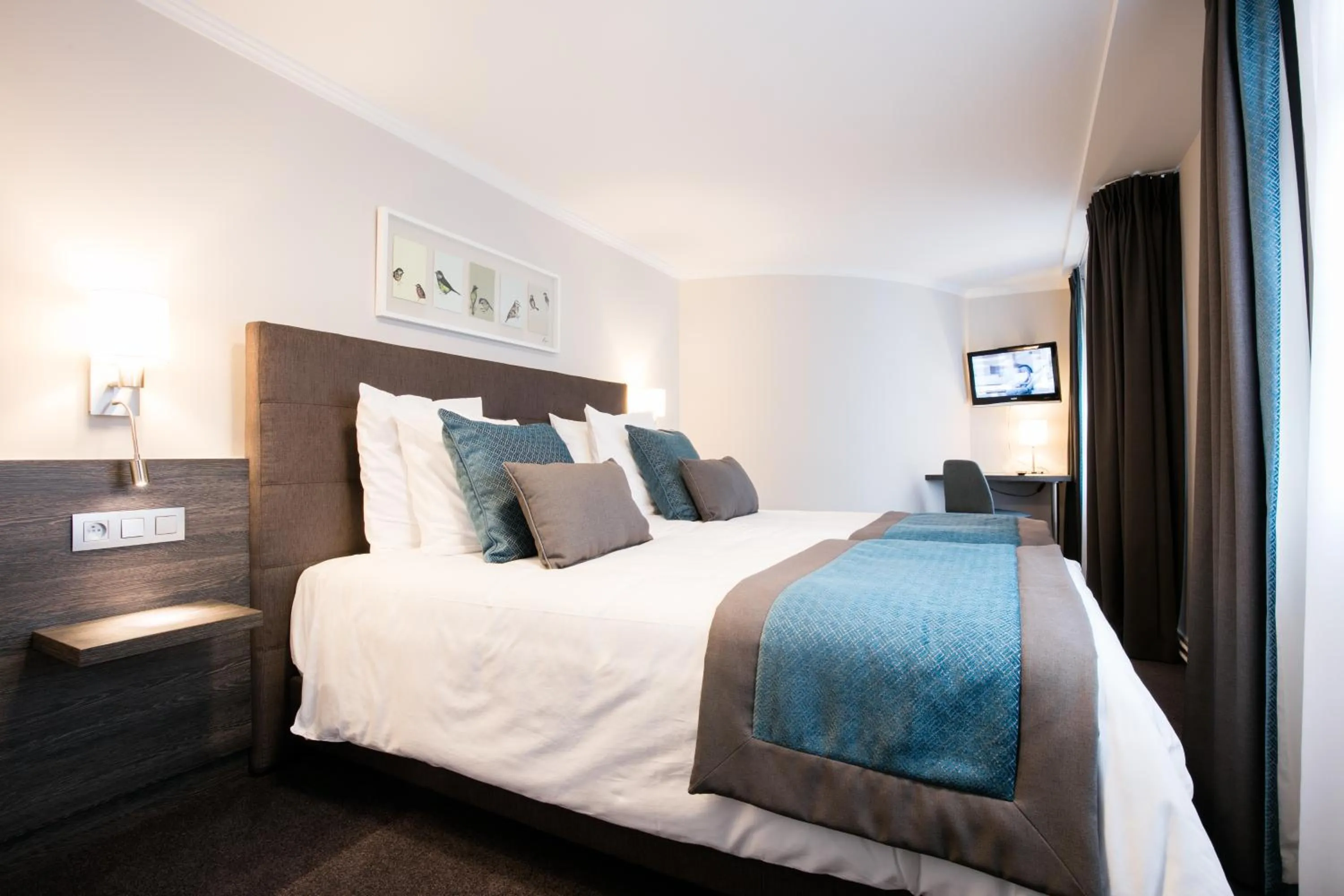 Bed in Logis Hôtel Restaurant du Moulin