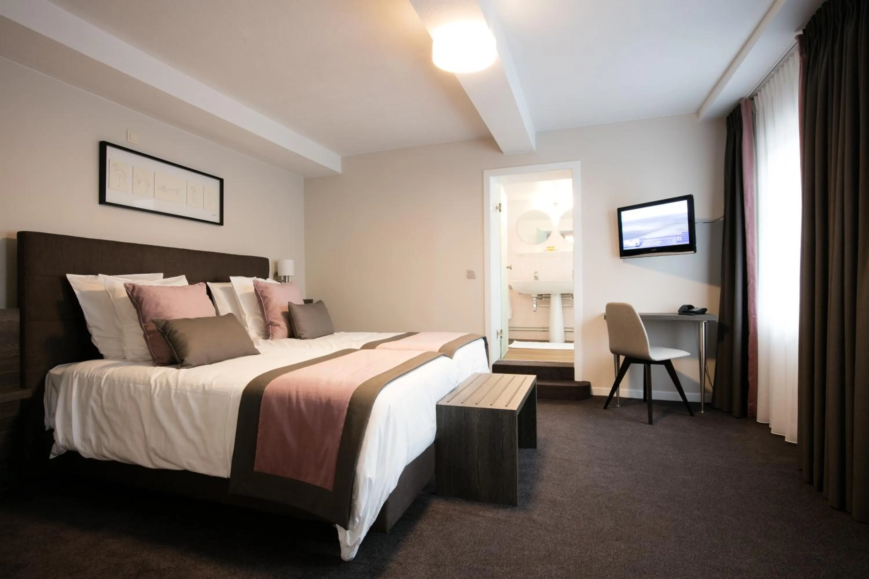 Bed in Logis Hôtel Restaurant du Moulin