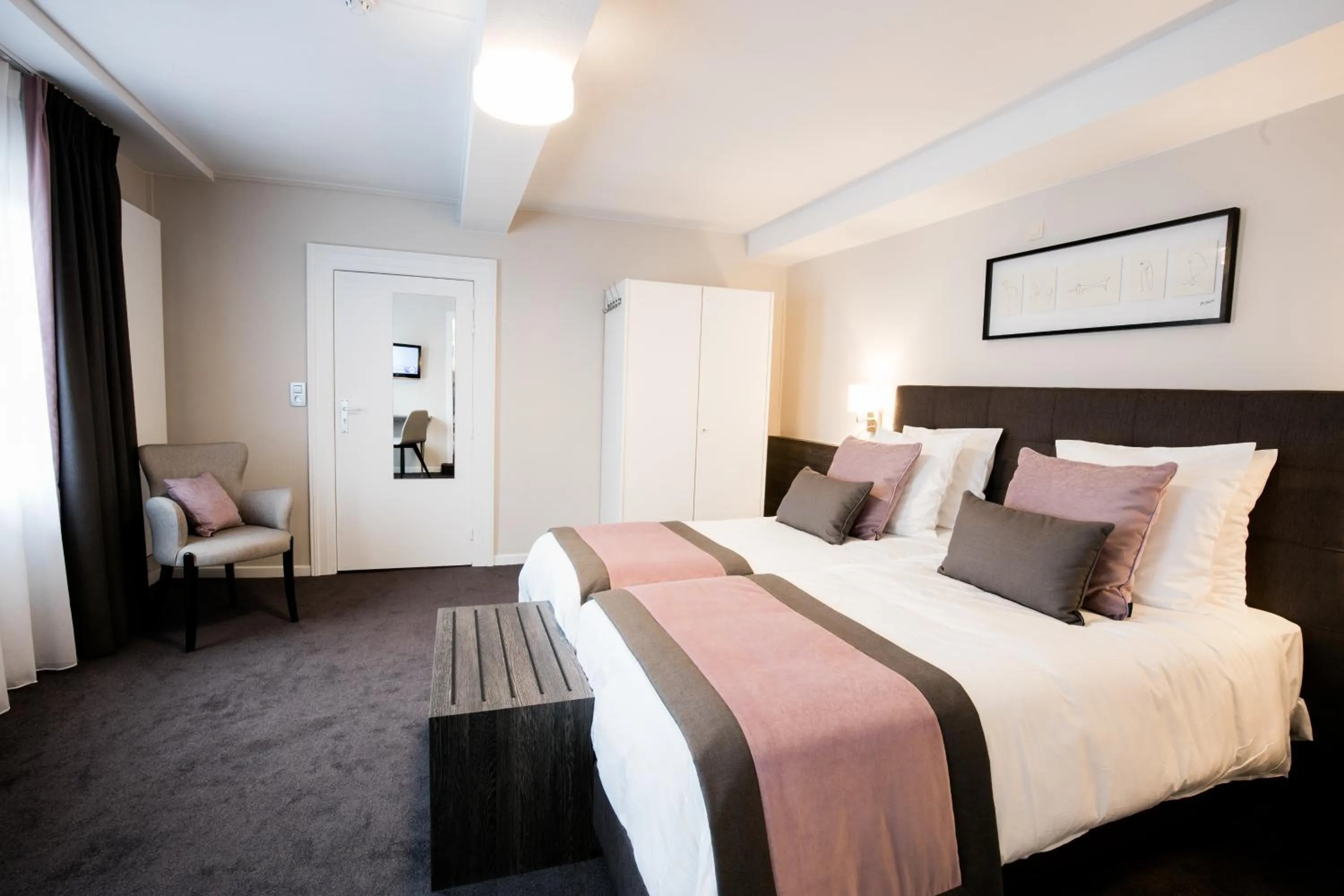 Bed in Logis Hôtel Restaurant du Moulin