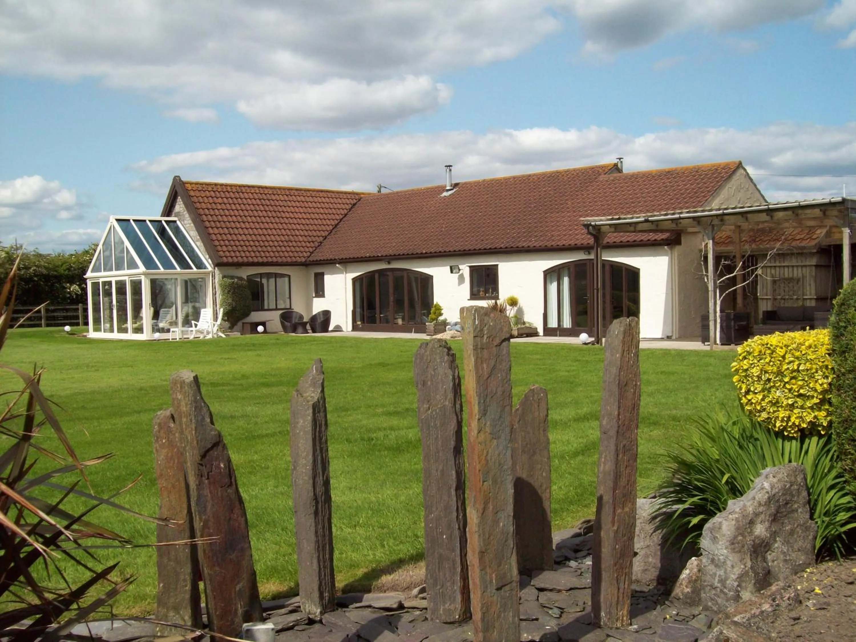 Garden in WILLOW BARN boutique B&B