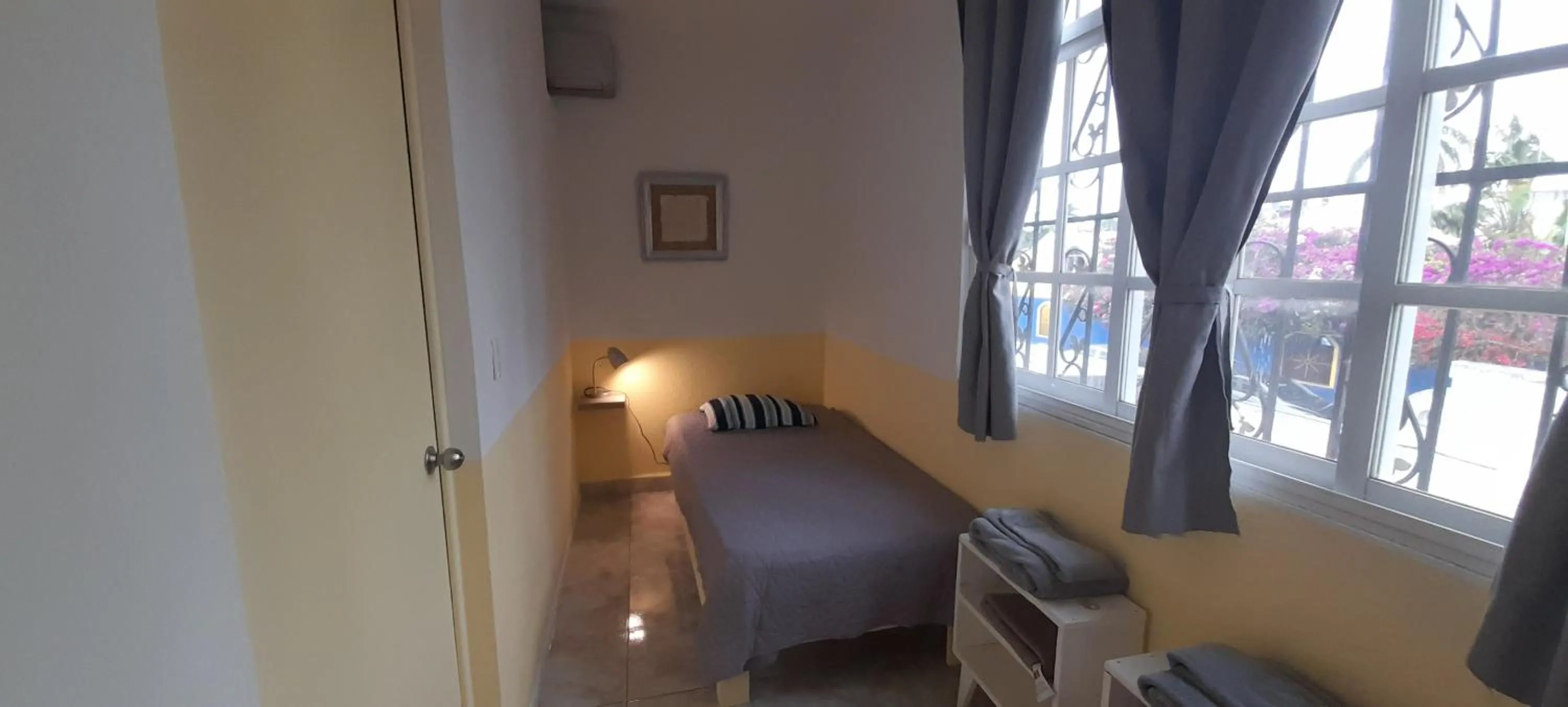 Photo of the whole room, Bed in Claro de Luna