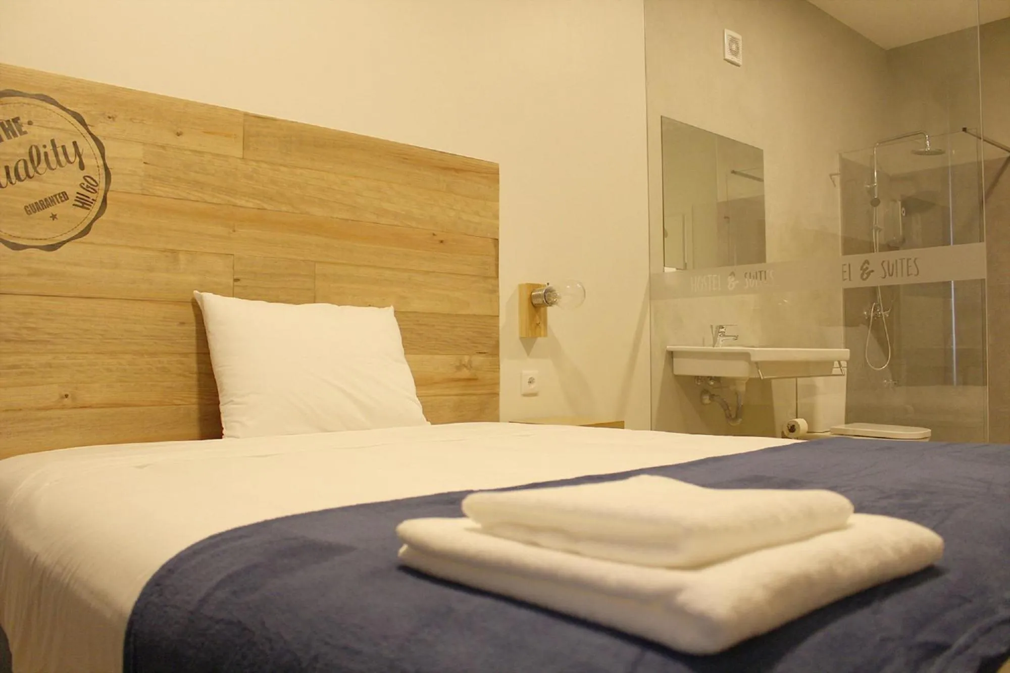 Shower, Bed in HI!GO