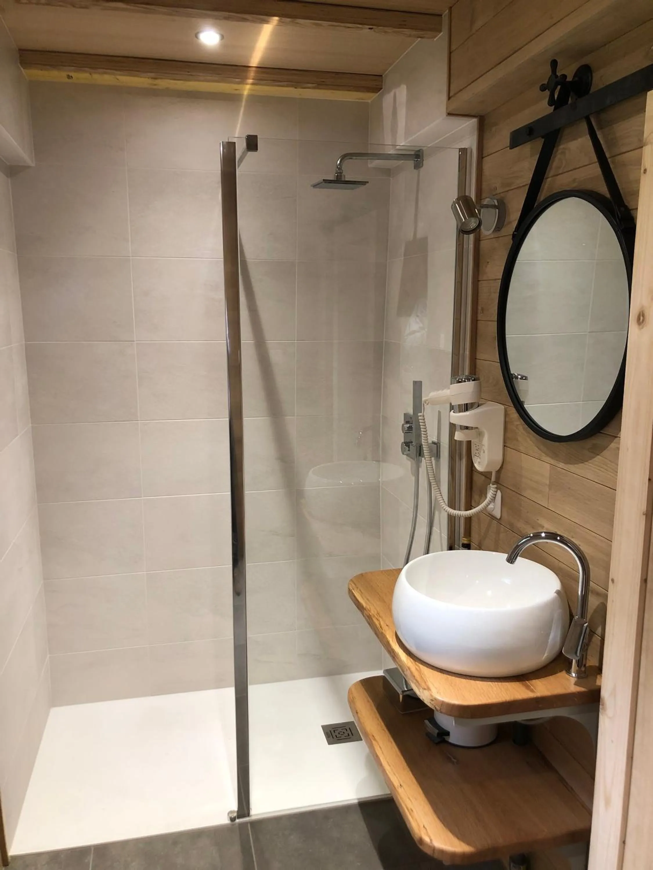 Shower in Le Relais Des Landes - Demeures et Chateaux