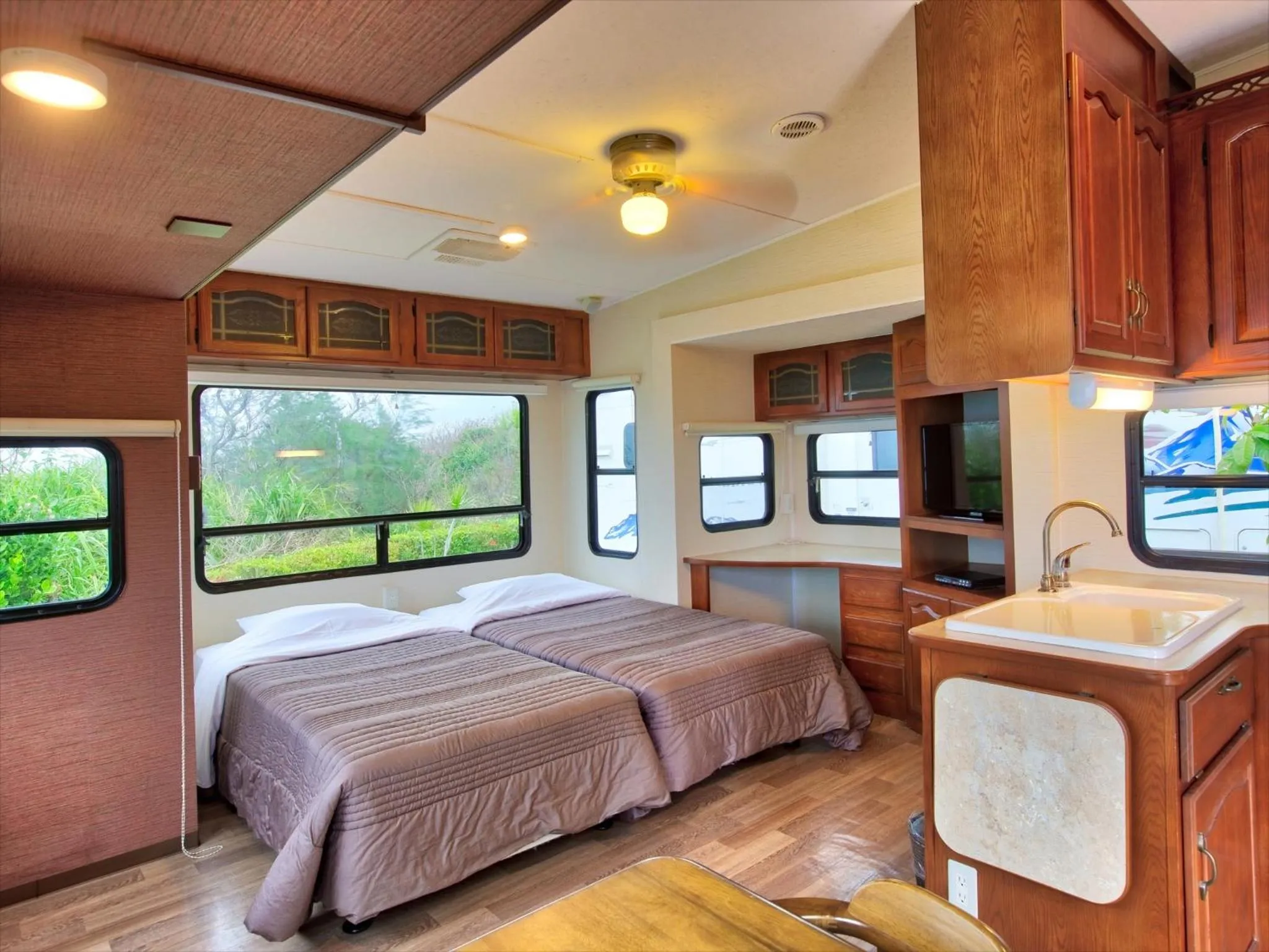 Photo of the whole room, Bed in Wood Pecker Nakijin