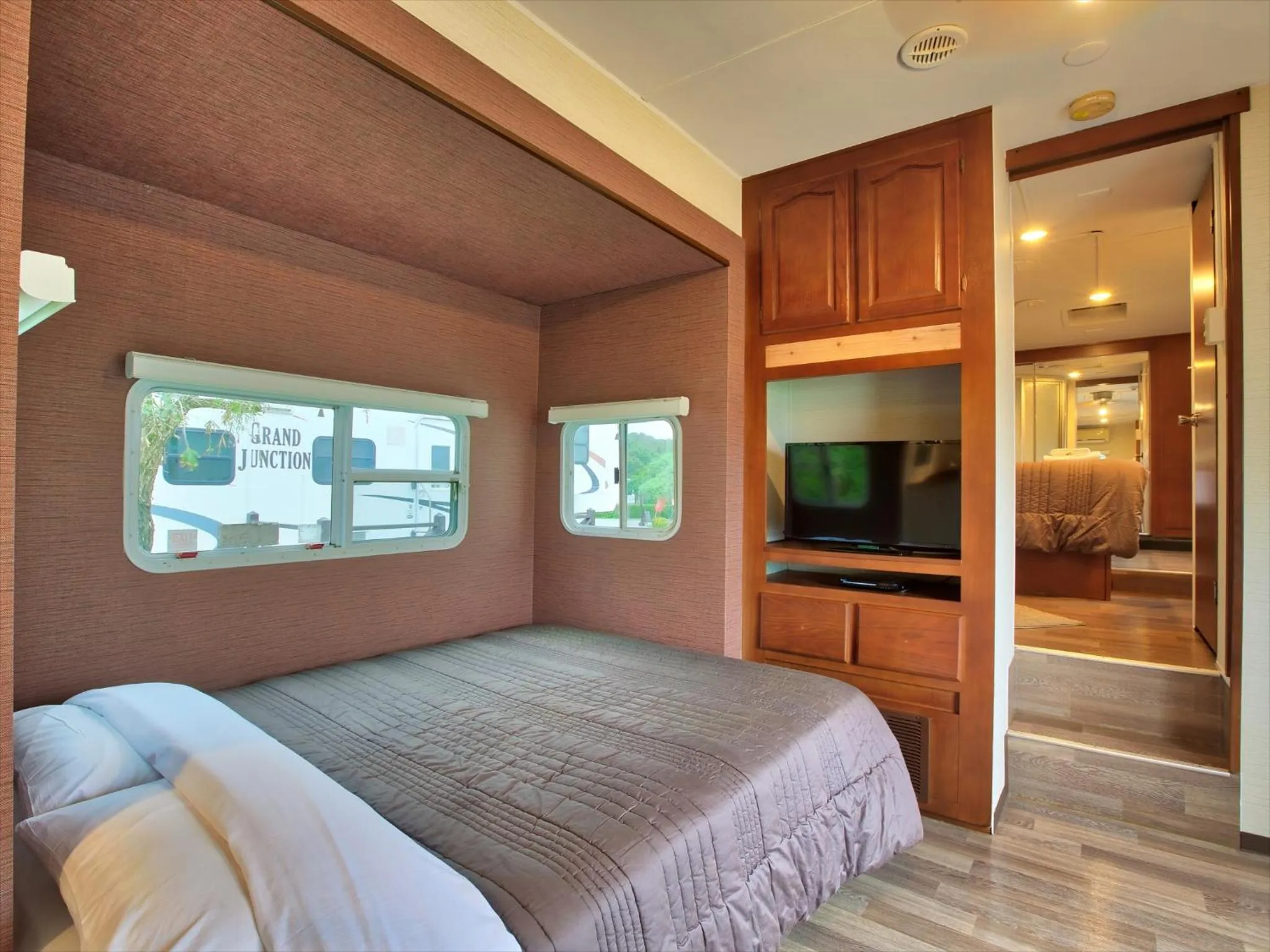 Bed in Wood Pecker Nakijin