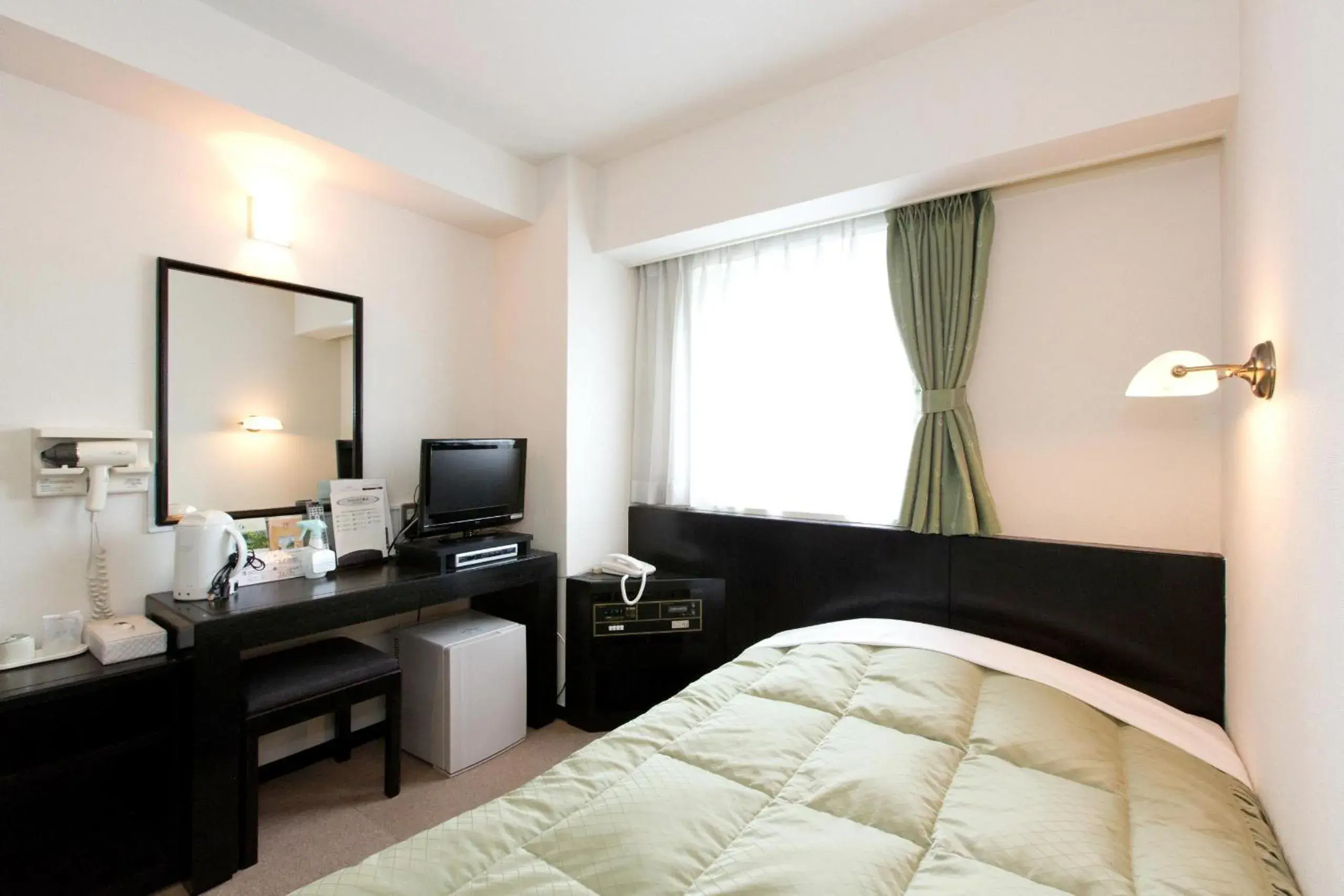 Double Room with Small Double Bed – Smoking in Plaza Hotel Fujinoi Double Room with Small Double Bed – Smoking in Plaza Hotel Fujinoi