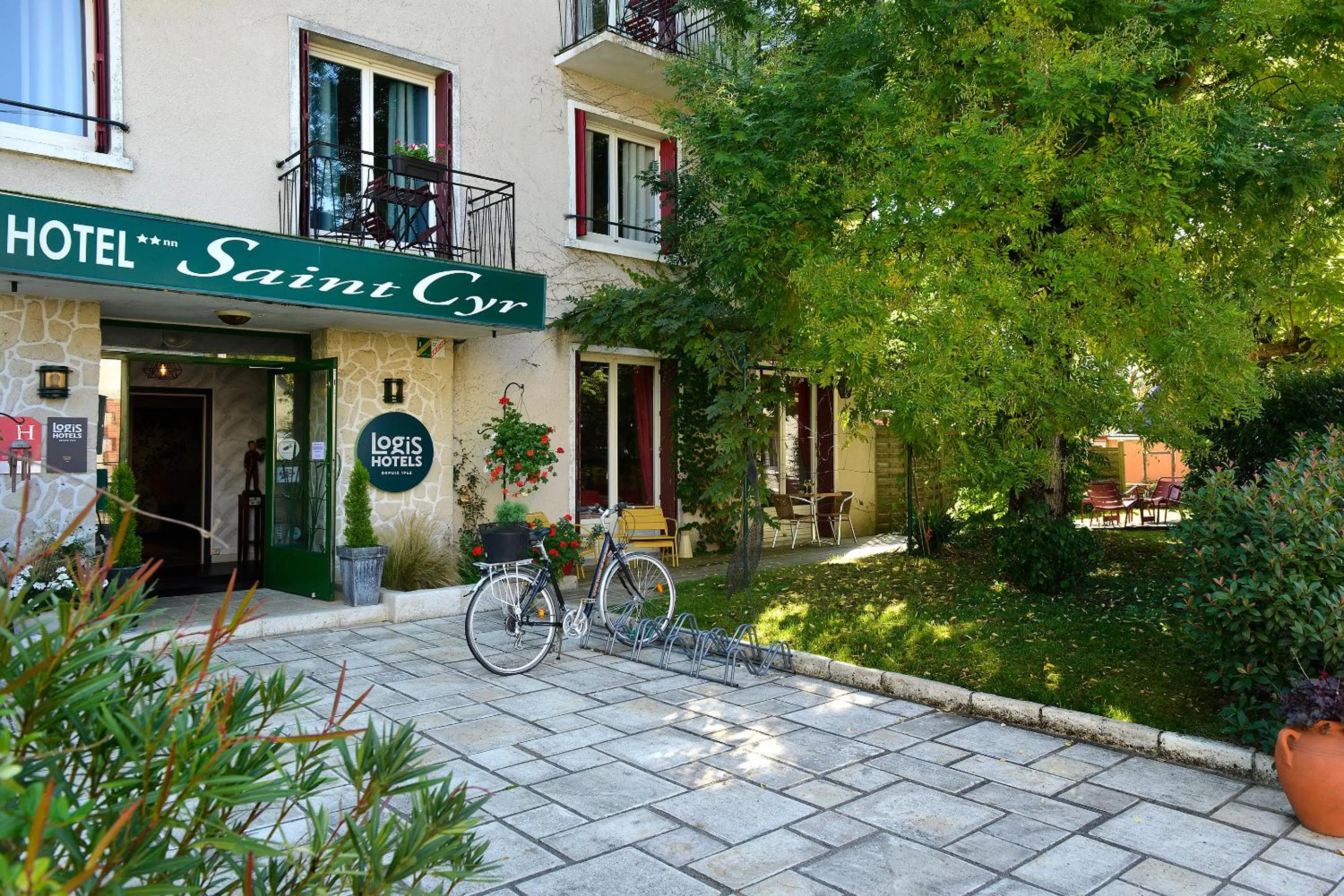 Property building in Logis Hôtel Saint Cyr