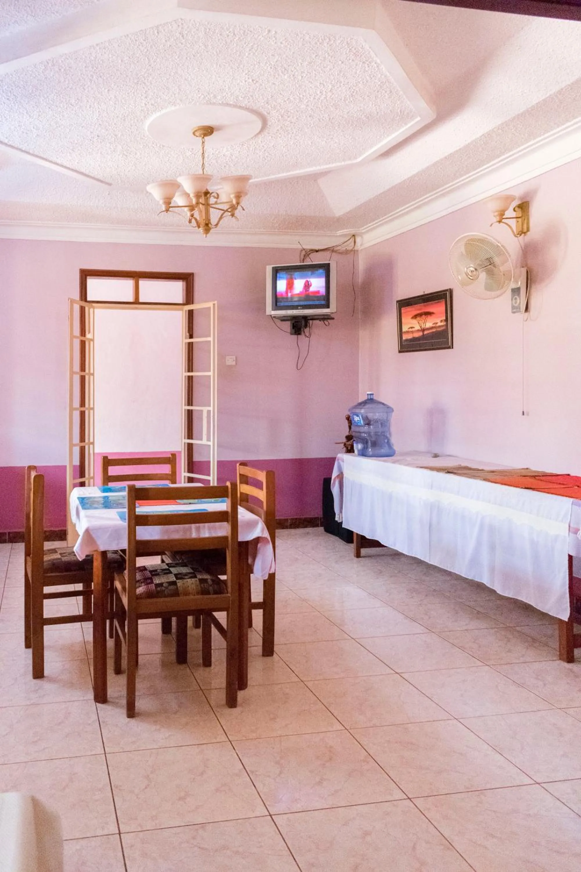 Restaurant/places to eat in Starlight Hotel Mbale