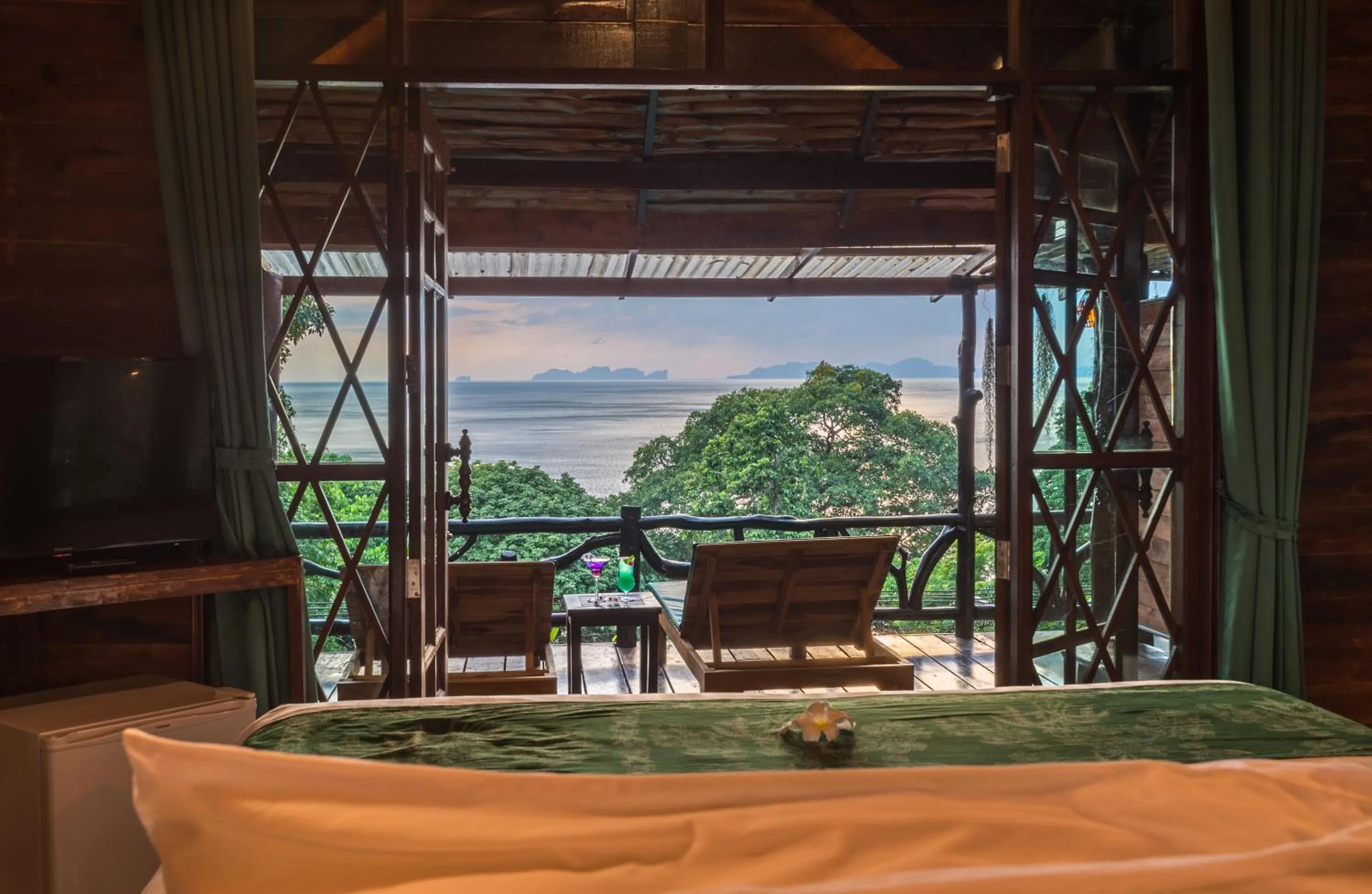 Bed in Koh Jum Ocean Beach Resort