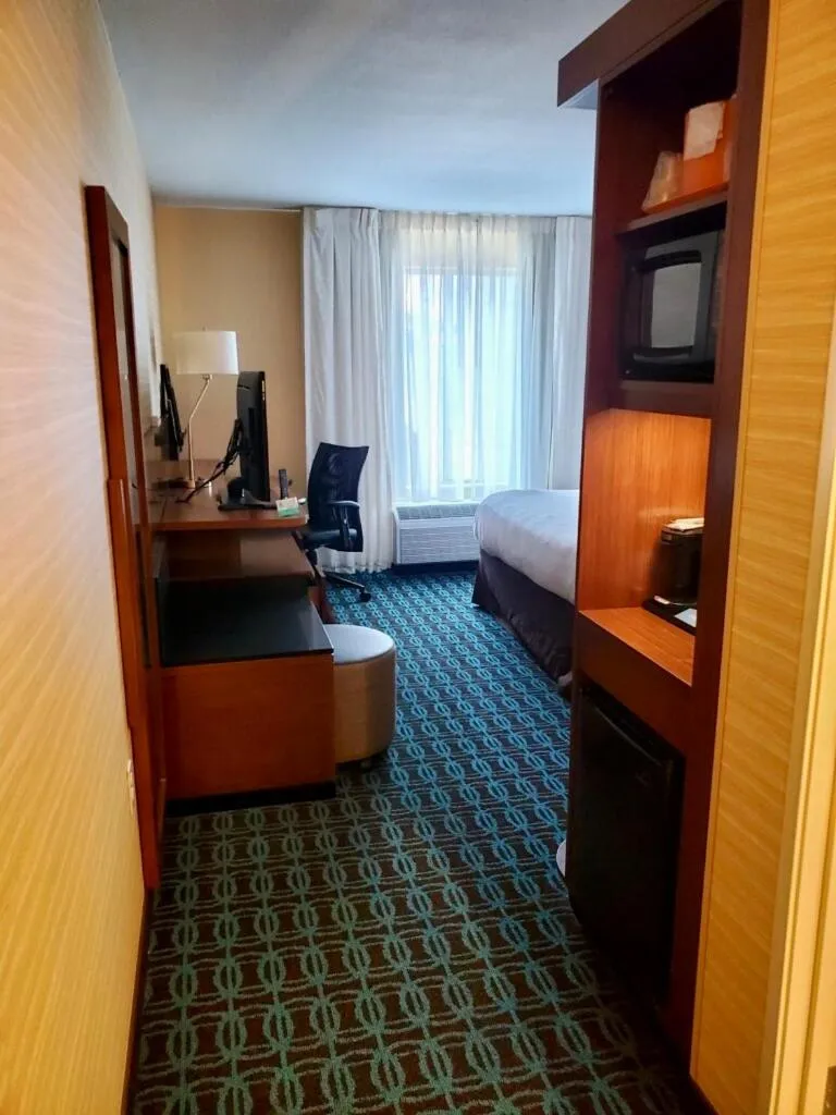 TV and multimedia, Bed in Fairfield Inn & Suites by Marriott Belle Vernon