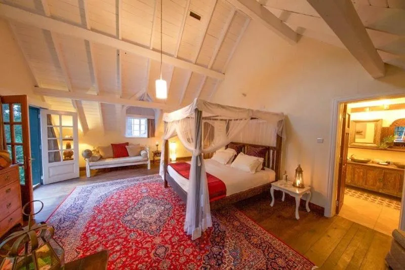 Photo of the whole room, Bed in Karen Gables