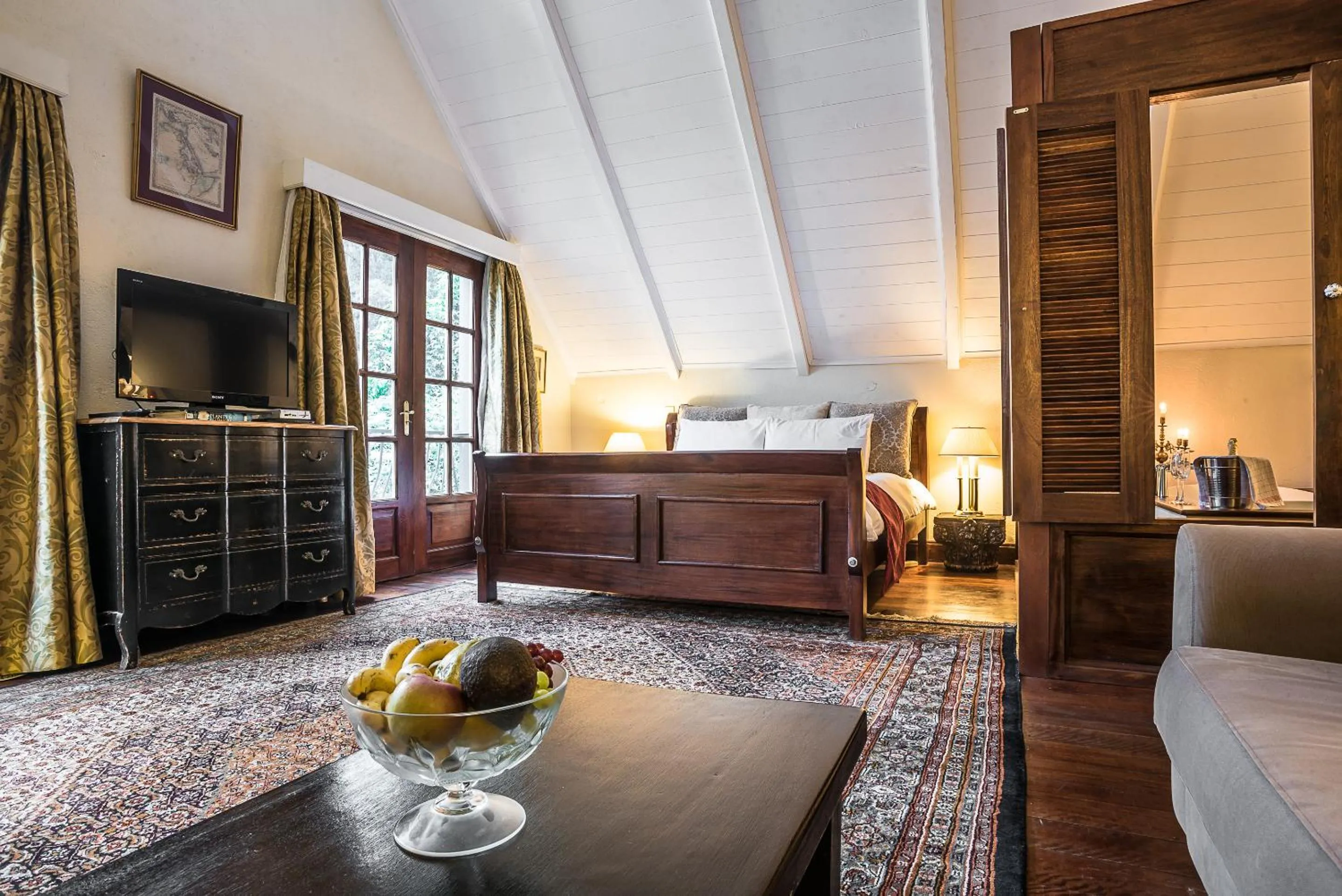 Photo of the whole room, Bed in Karen Gables