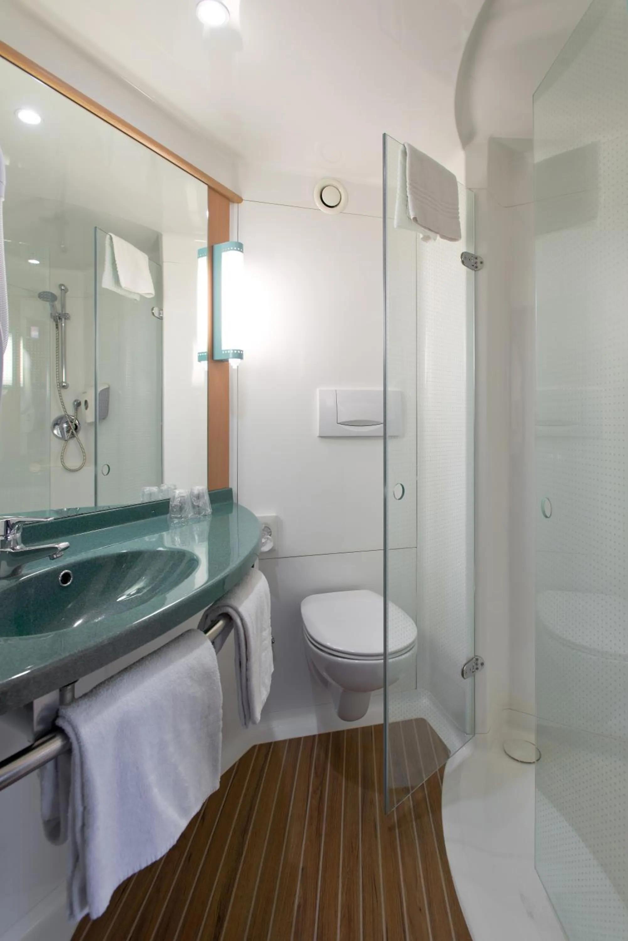 Bathroom in ibis Aalst