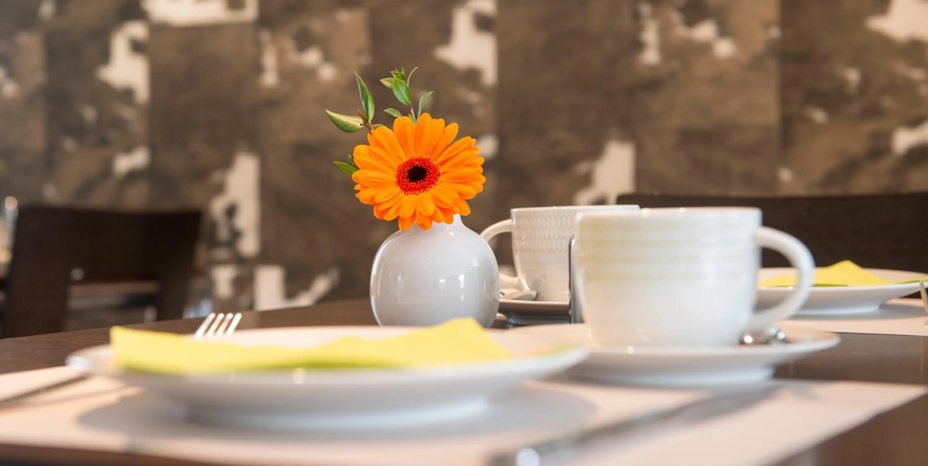 Restaurant/places to eat in Hotel Maxim