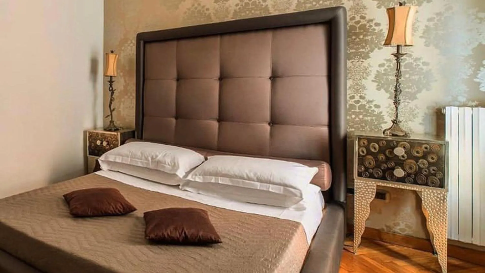 Bed in Persia Collection Trevi