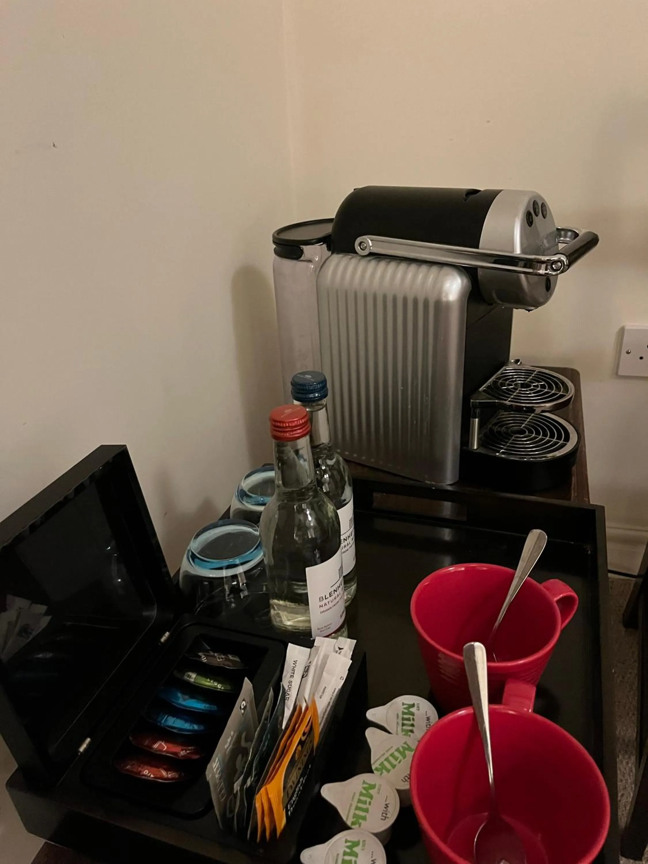 Coffee/tea facilities in Cat and Custard Pot Inn