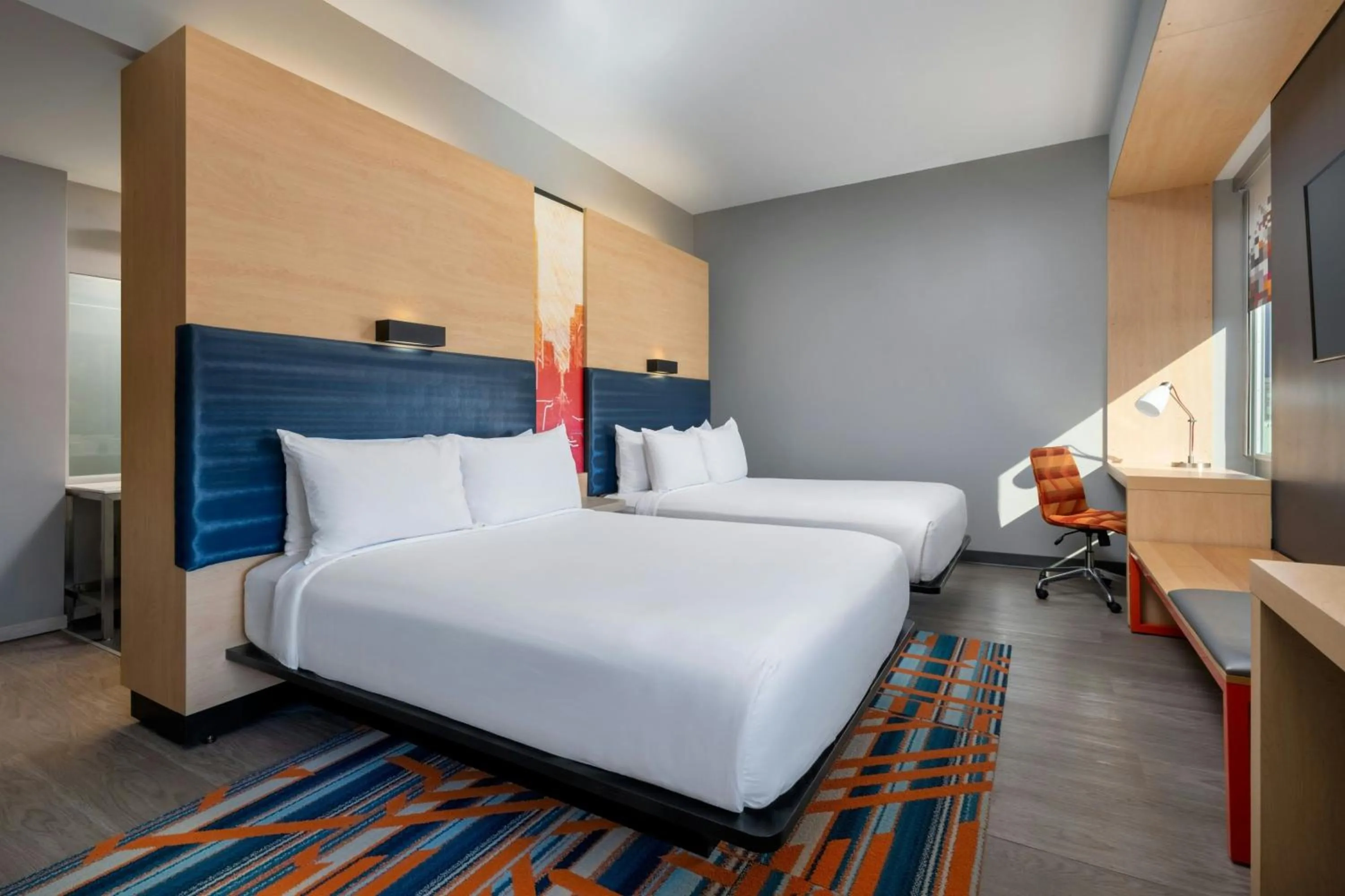 Photo of the whole room, Bed in Aloft Columbia Downtown