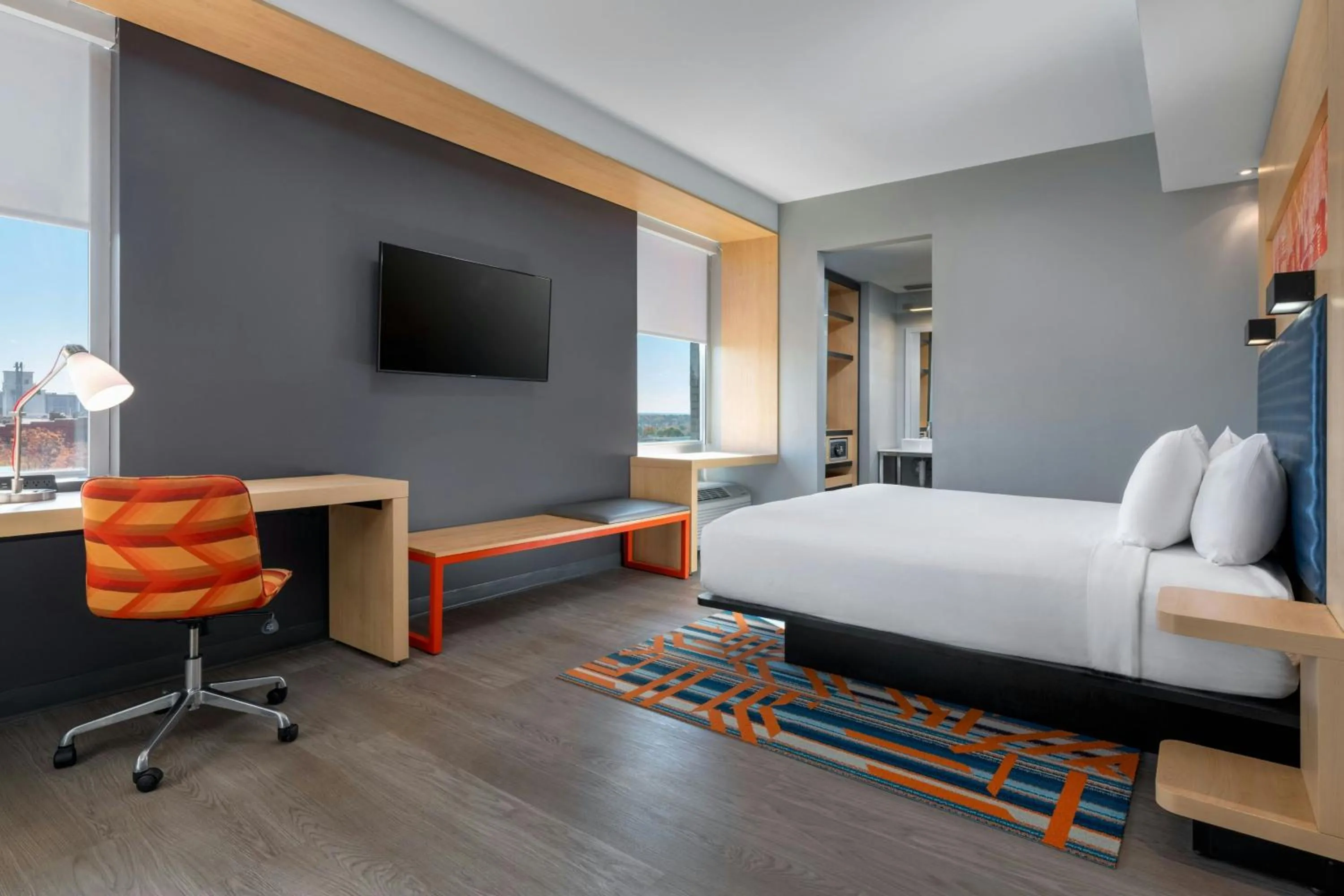 Photo of the whole room, Bed in Aloft Columbia Downtown