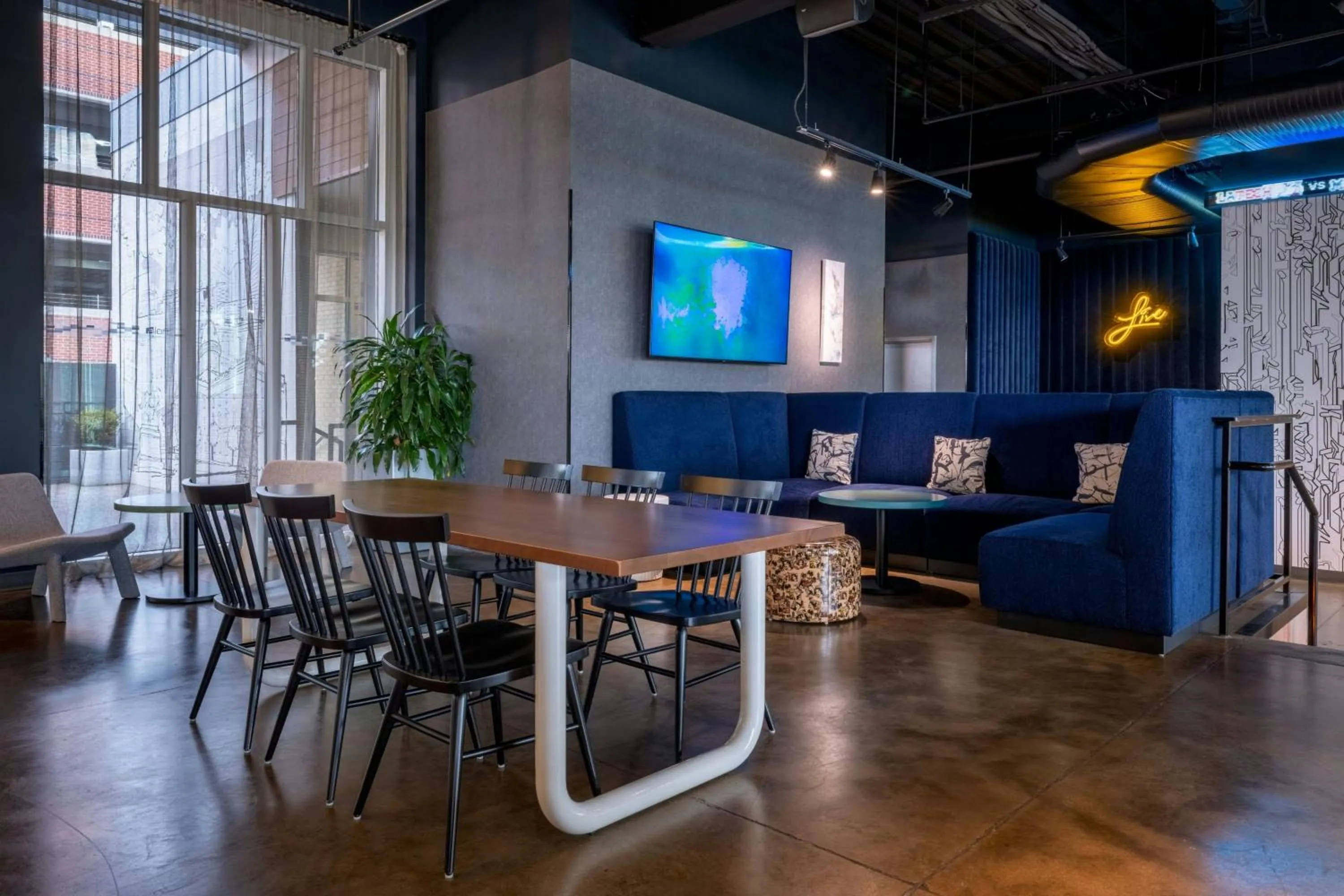 Restaurant/places to eat in Aloft Columbia Downtown