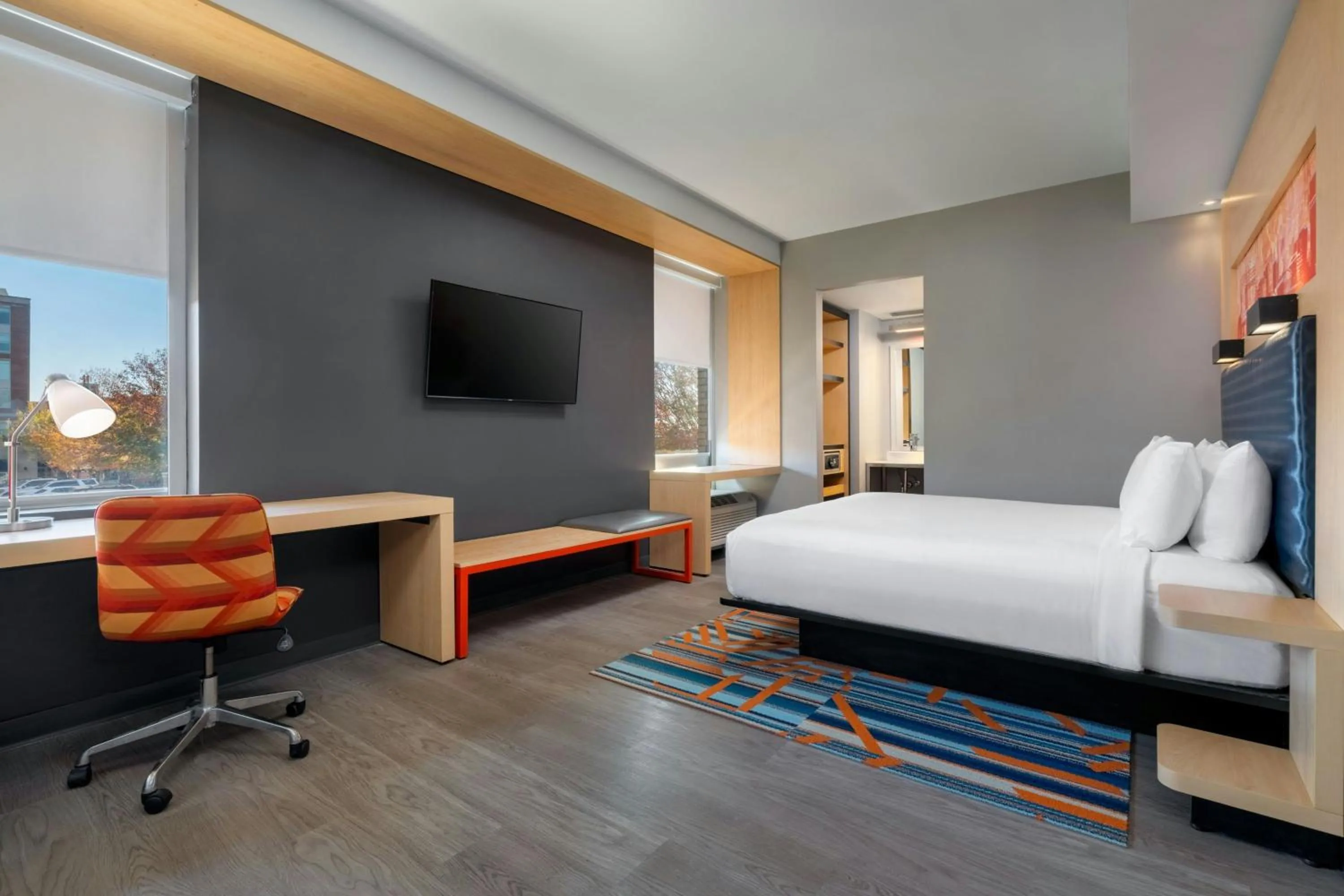 Photo of the whole room, Bed in Aloft Columbia Downtown