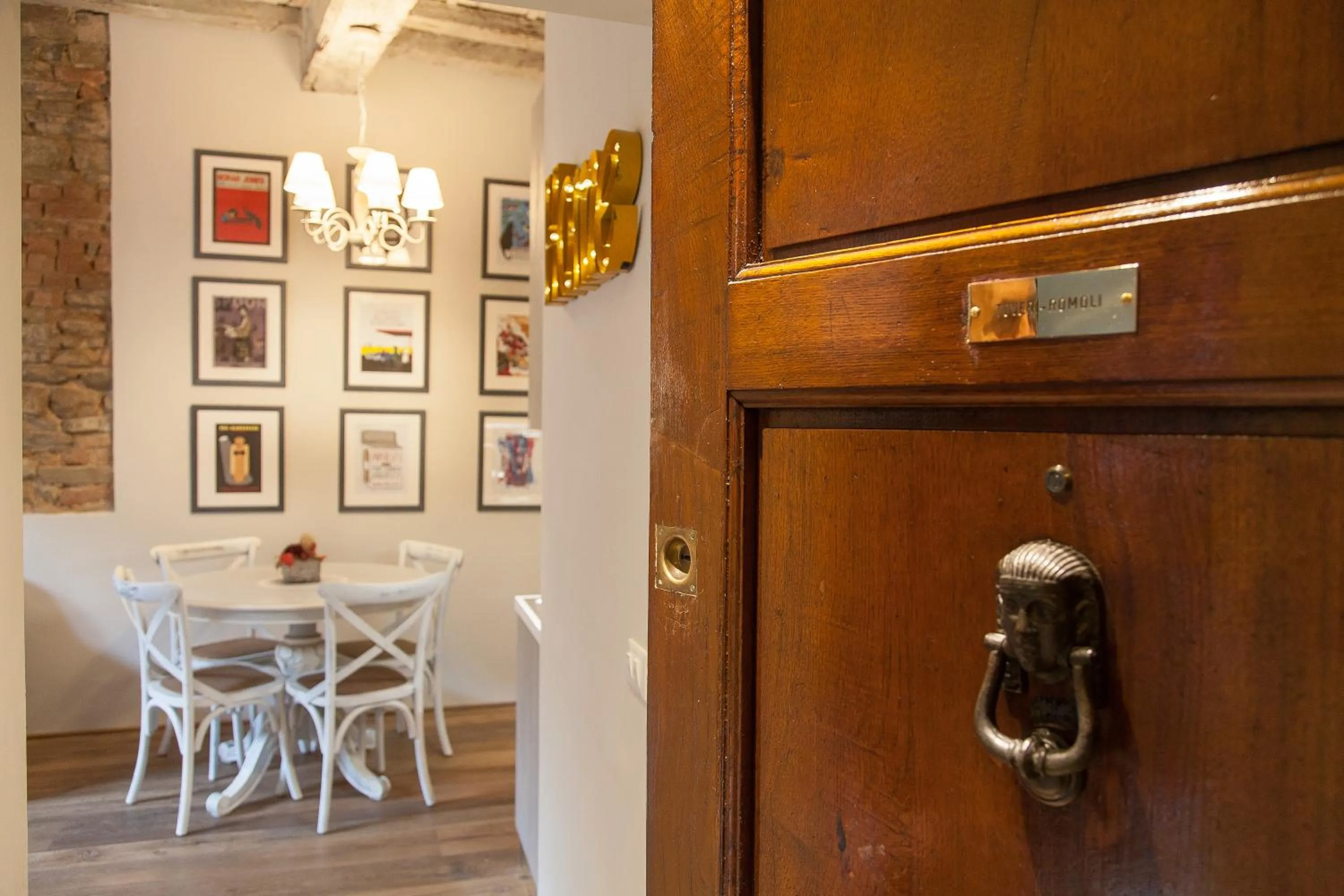 Dining area in Boheme Apartment by Mamo Florence