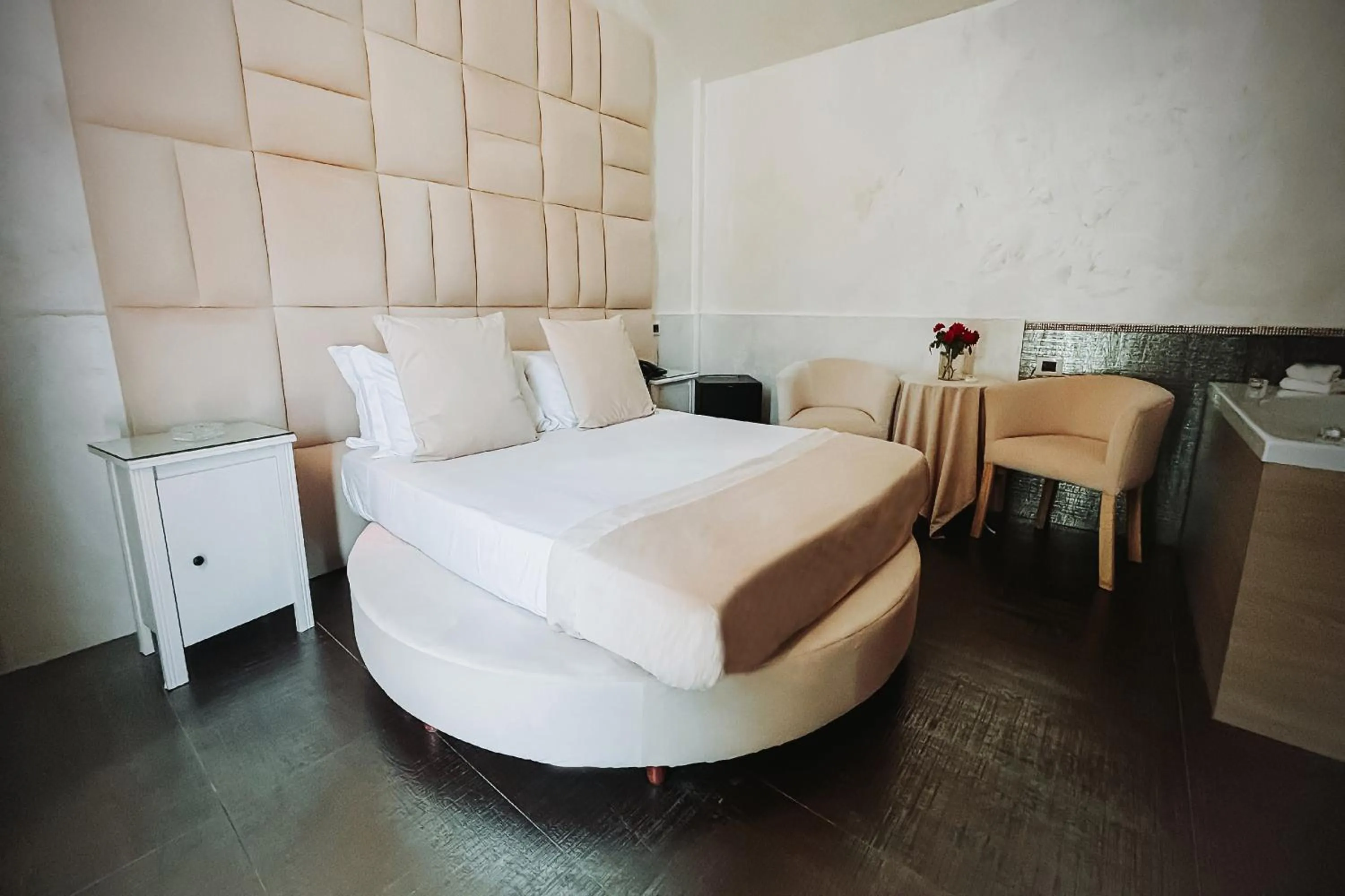 Bedroom, Bed in Bee Queen Hotel