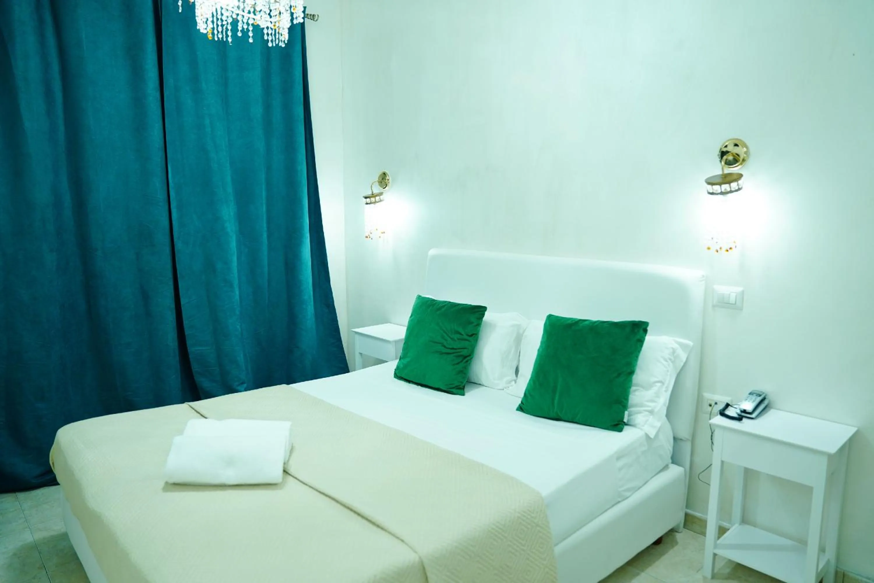 Bedroom, Bed in Bee Queen Hotel