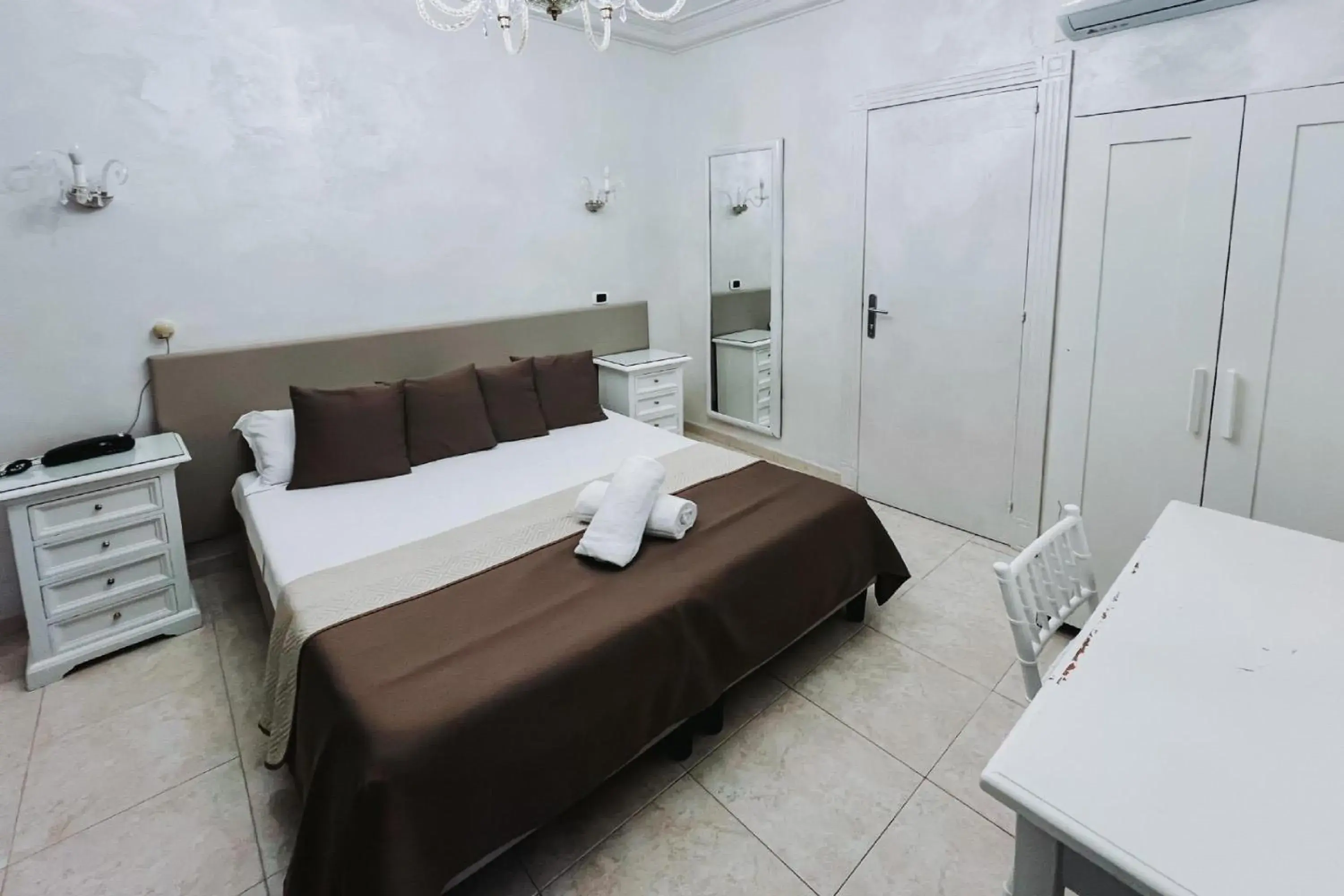 Double Room in Bee Queen Hotel Double Room in Bee Queen Hotel