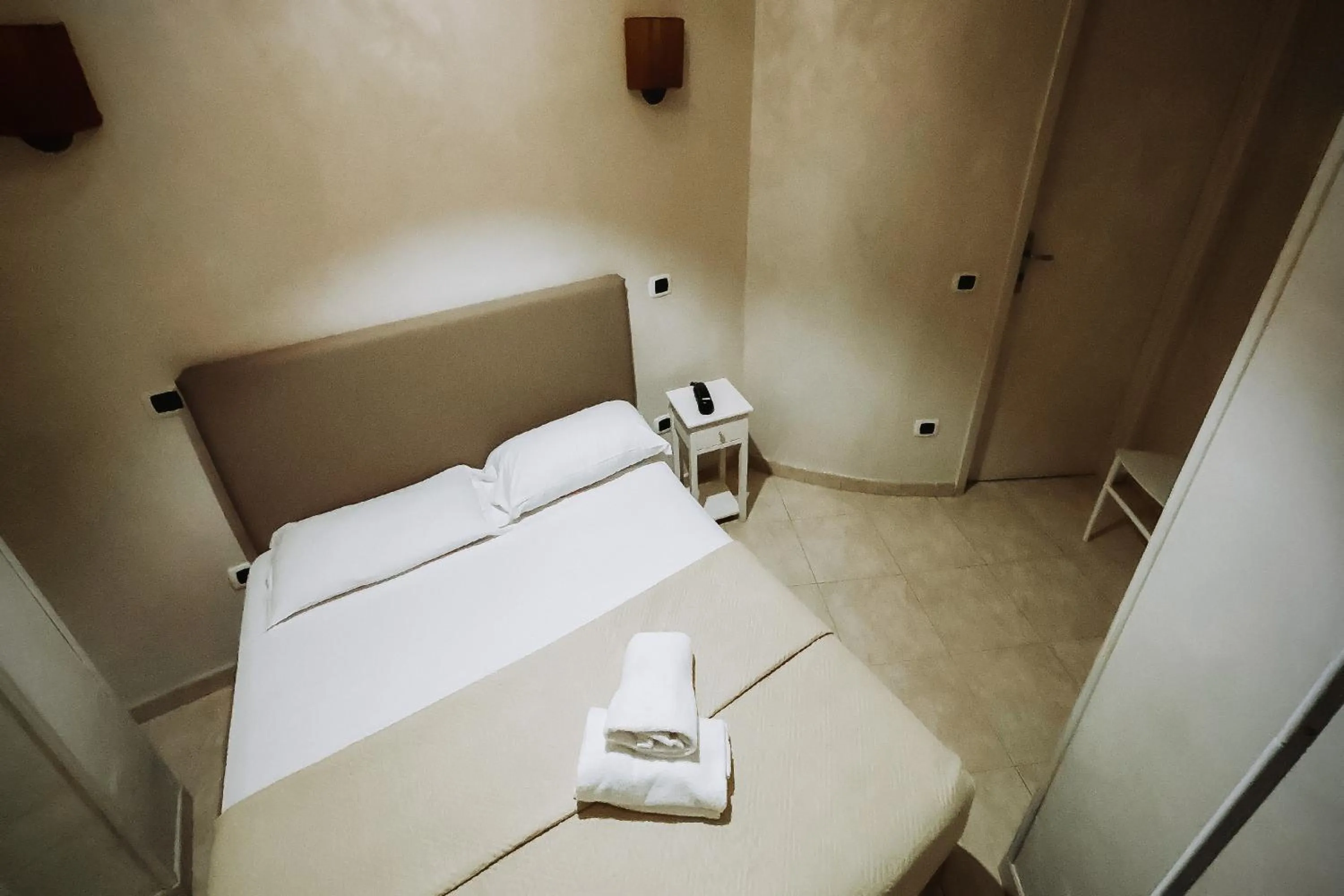 Bedroom, Bed in Bee Queen Hotel