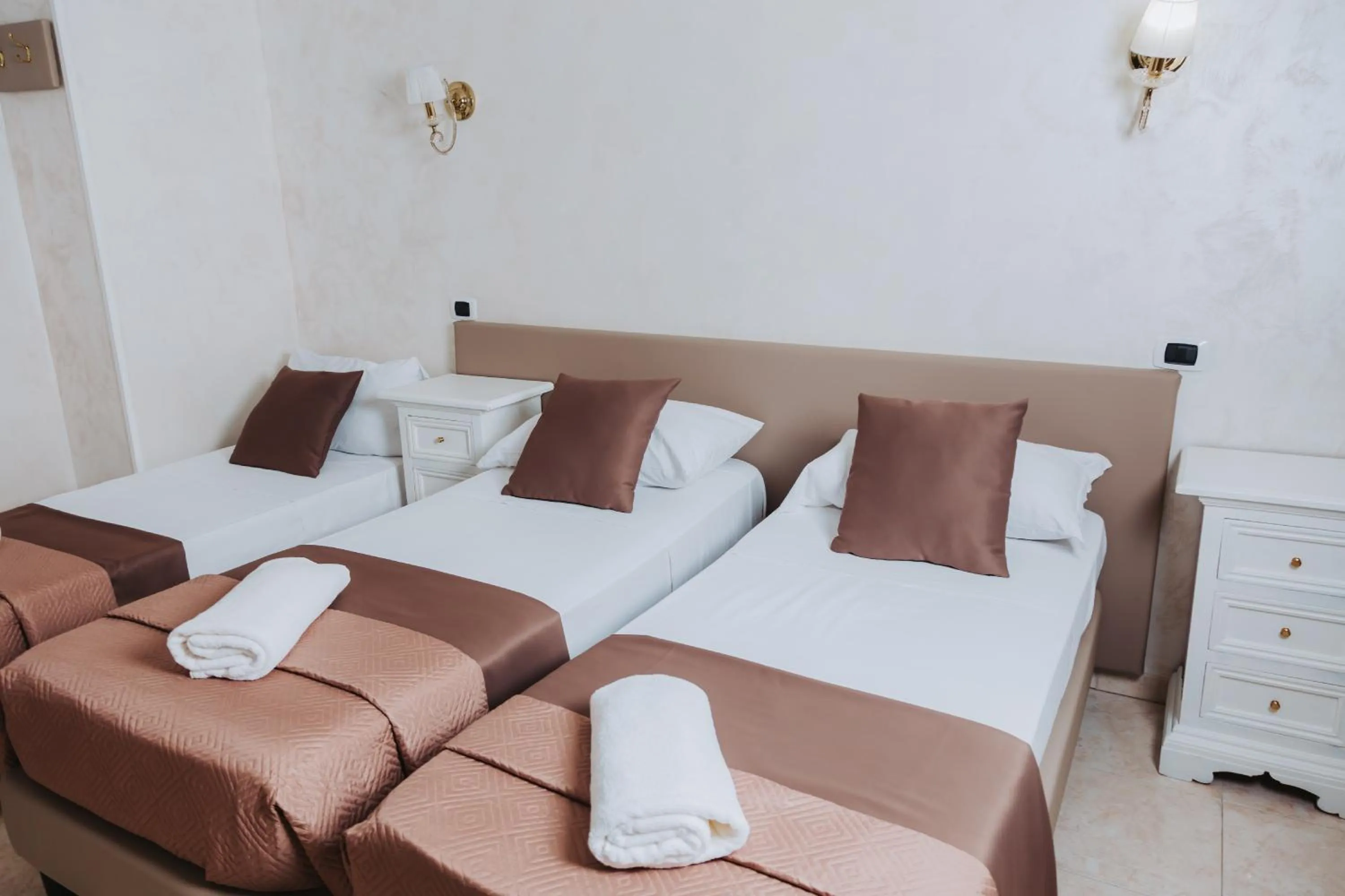 Bedroom, Bed in Bee Queen Hotel