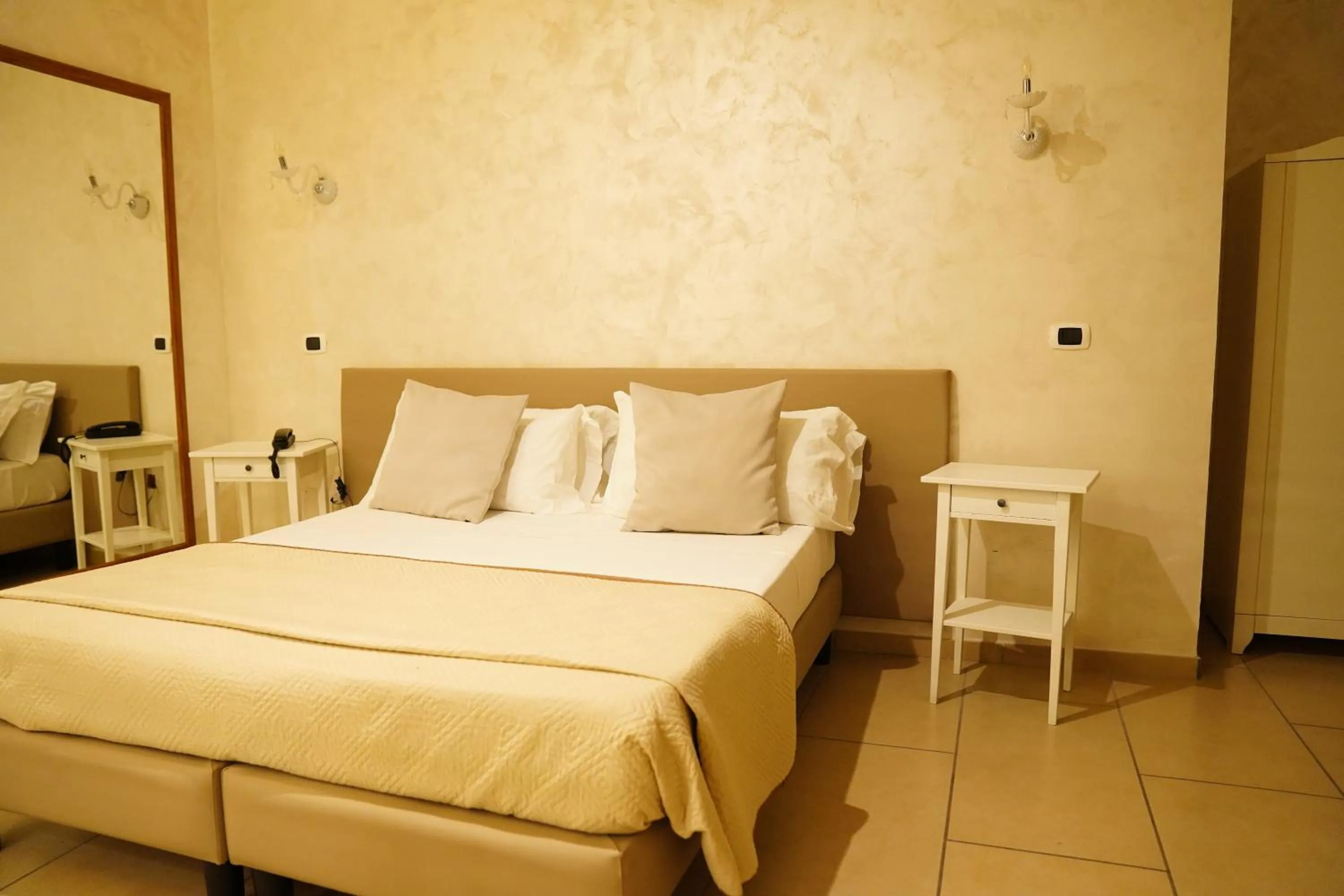 Bedroom, Bed in Bee Queen Hotel