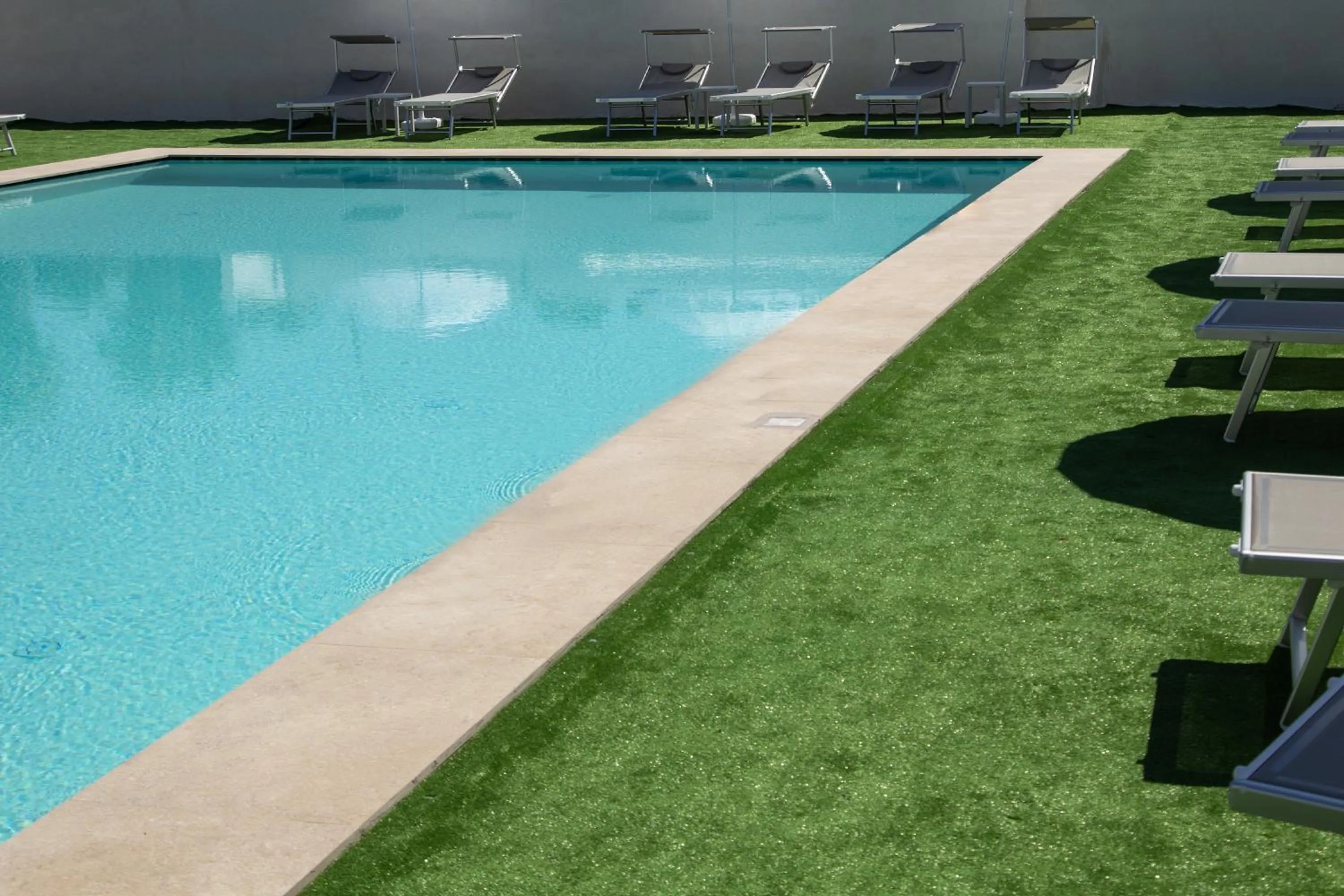 Swimming pool in Bee Queen Hotel