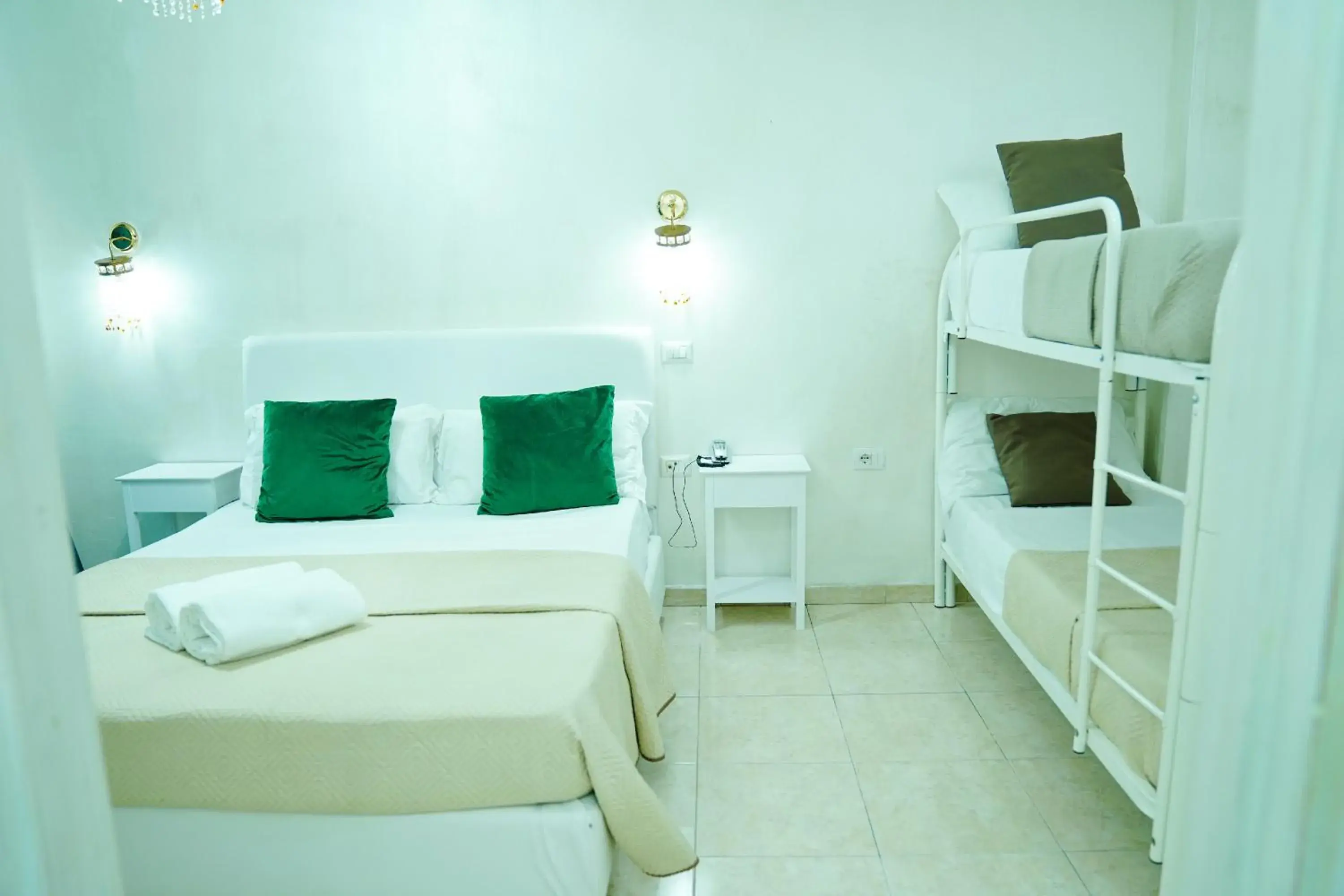 Standard Quadruple Room in Bee Queen Hotel Standard Quadruple Room in Bee Queen Hotel