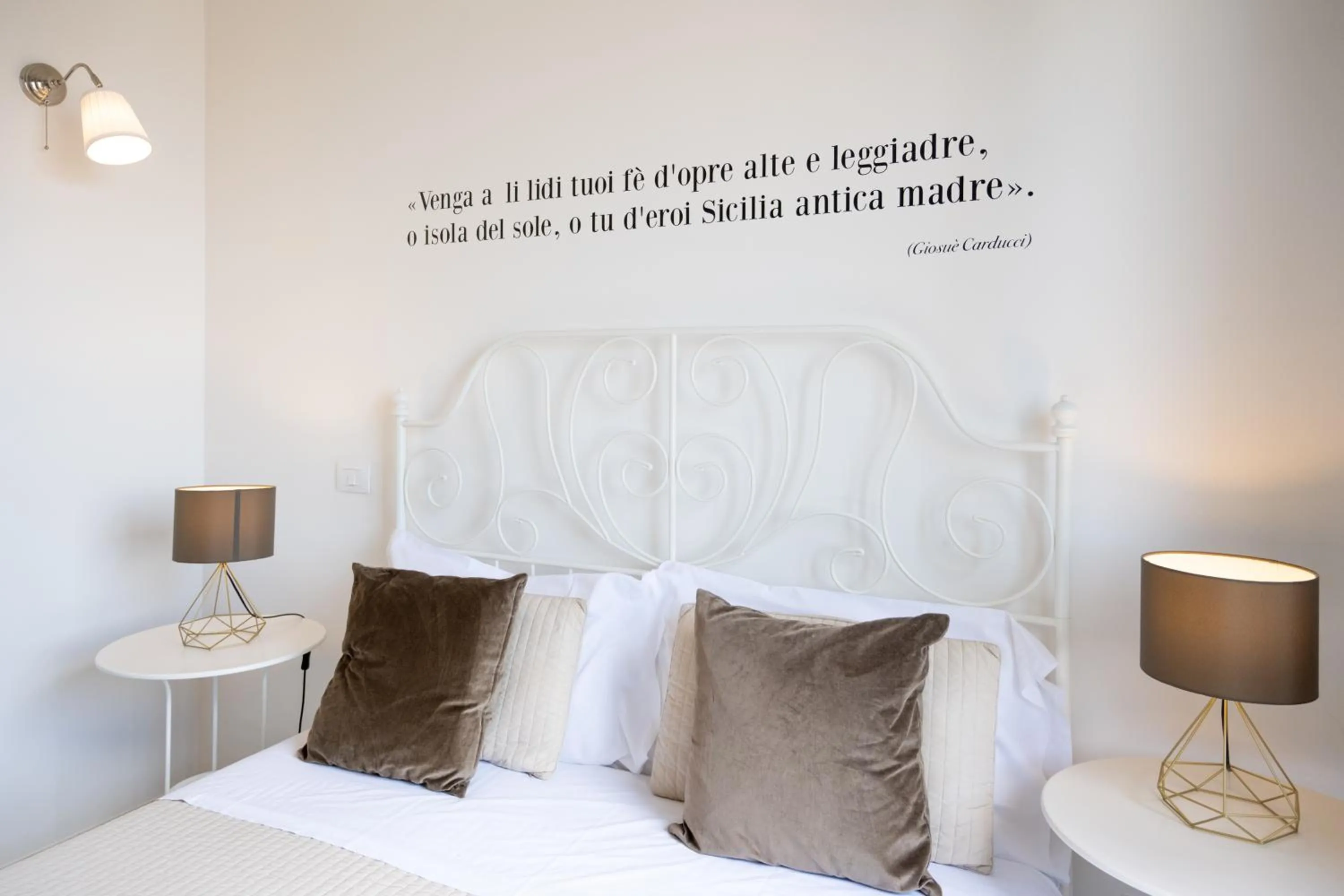 Decorative detail, Bed in Casa dei Ré