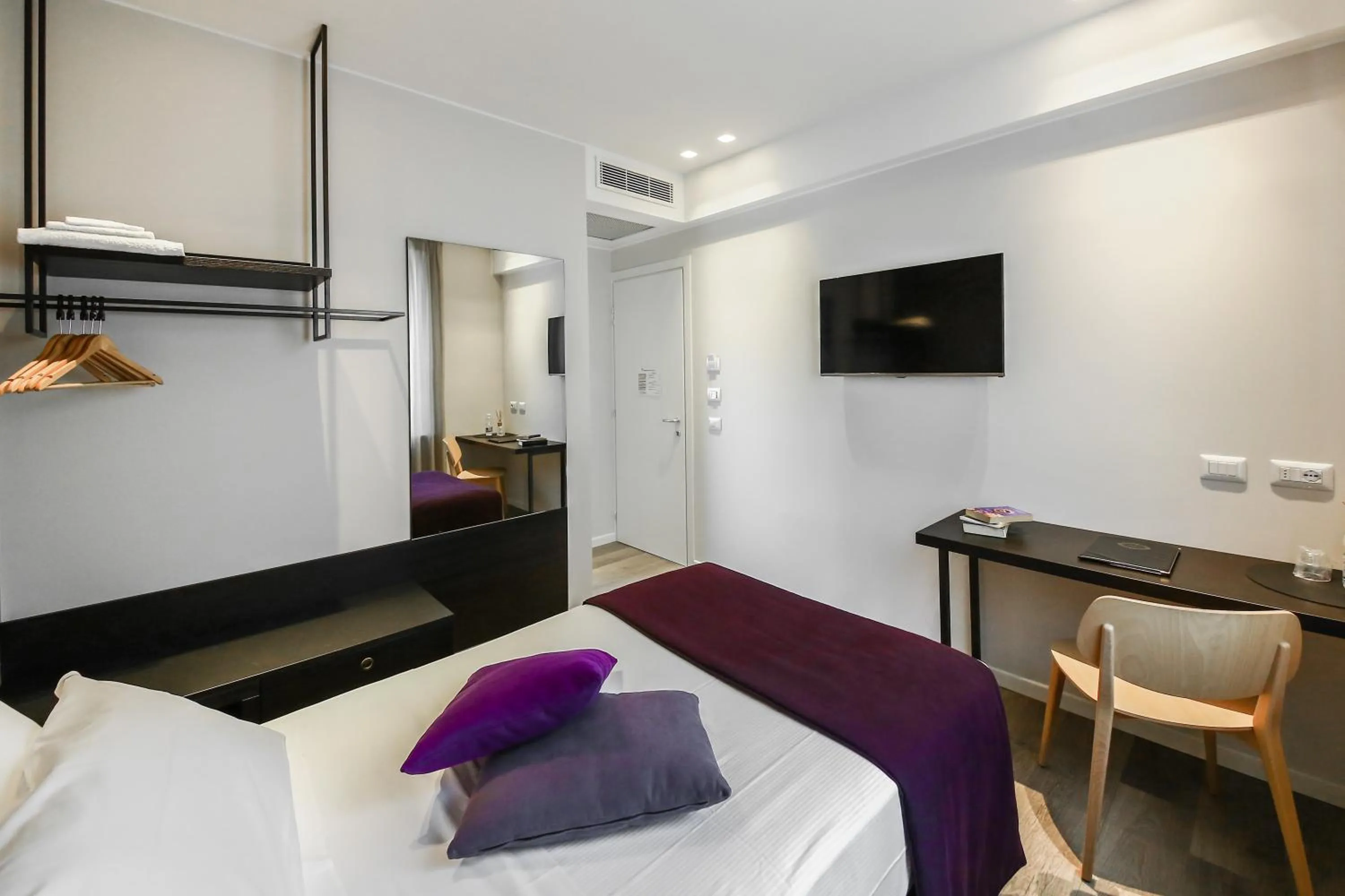 Photo of the whole room, Bed in La Bella Modena