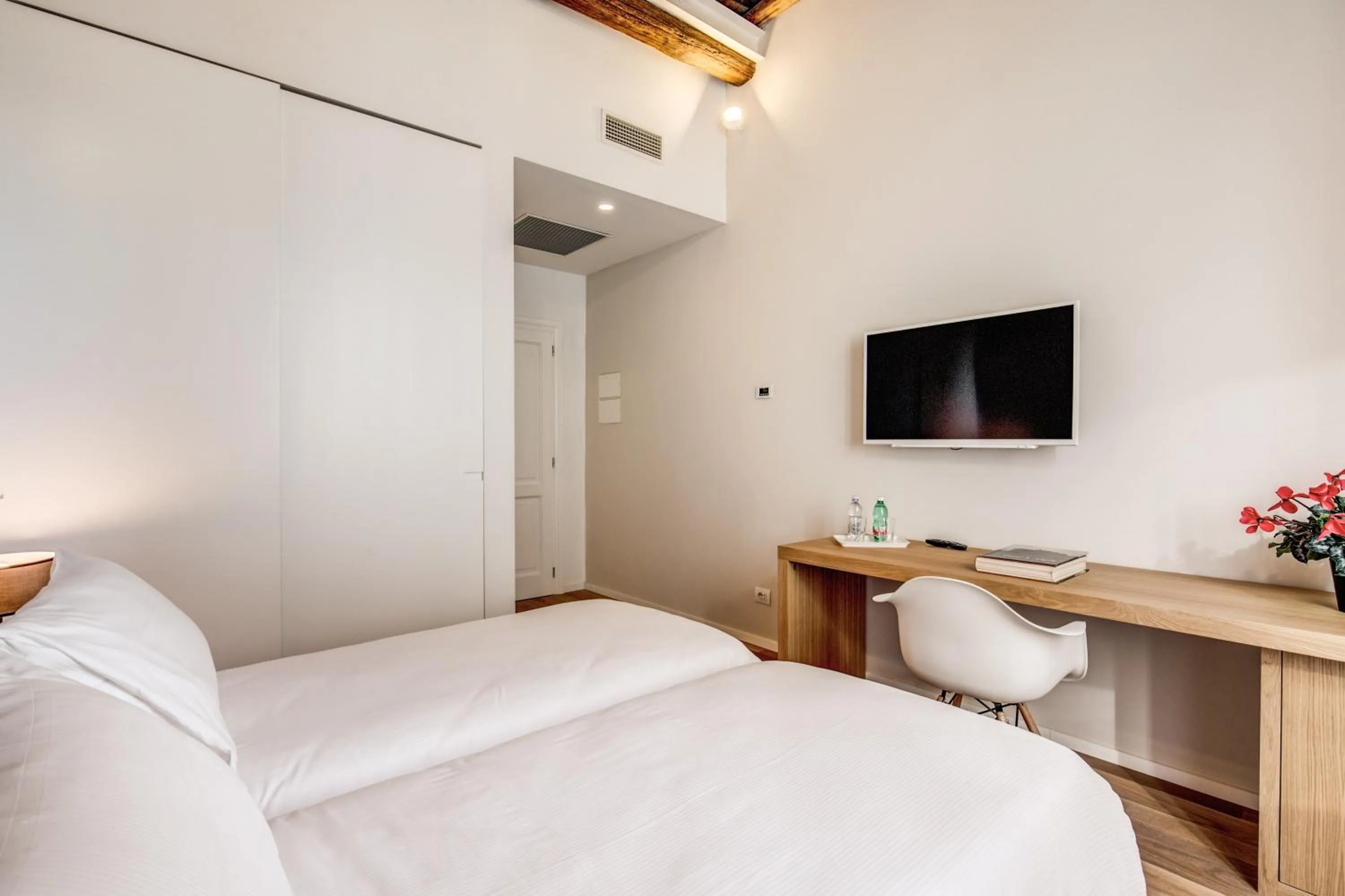 Photo of the whole room, Bed in Dopodomani Suite