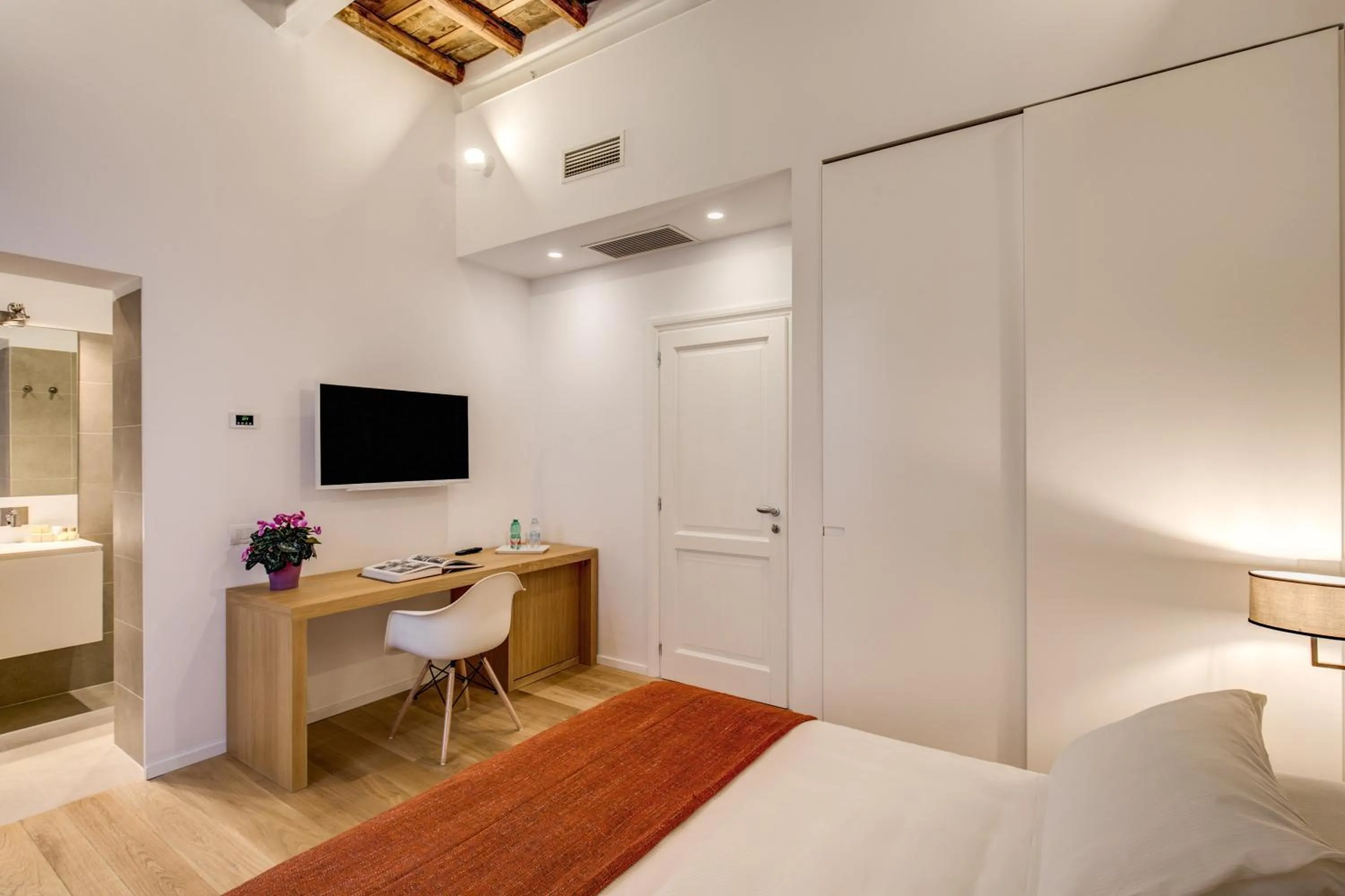 Photo of the whole room, Bed in Dopodomani Suite