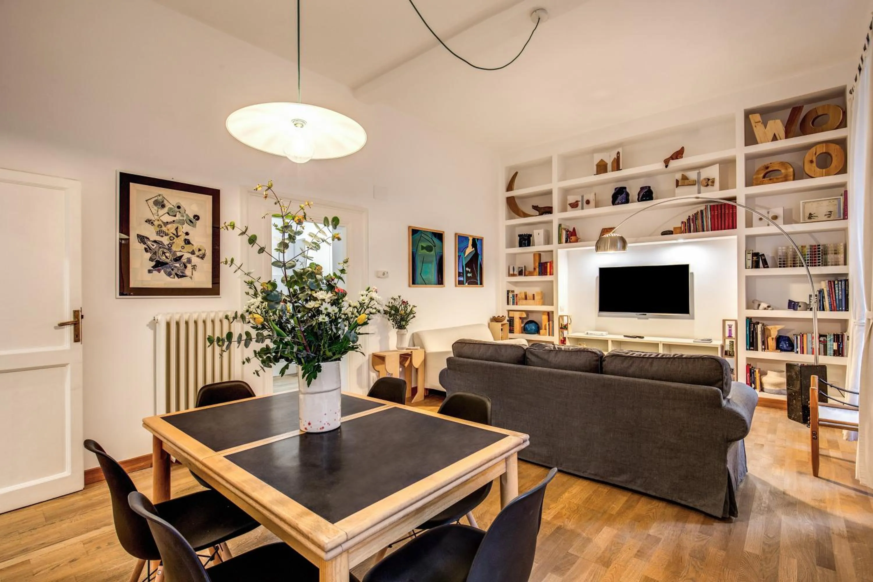 Communal lounge/ TV room in Dopodomani Suite