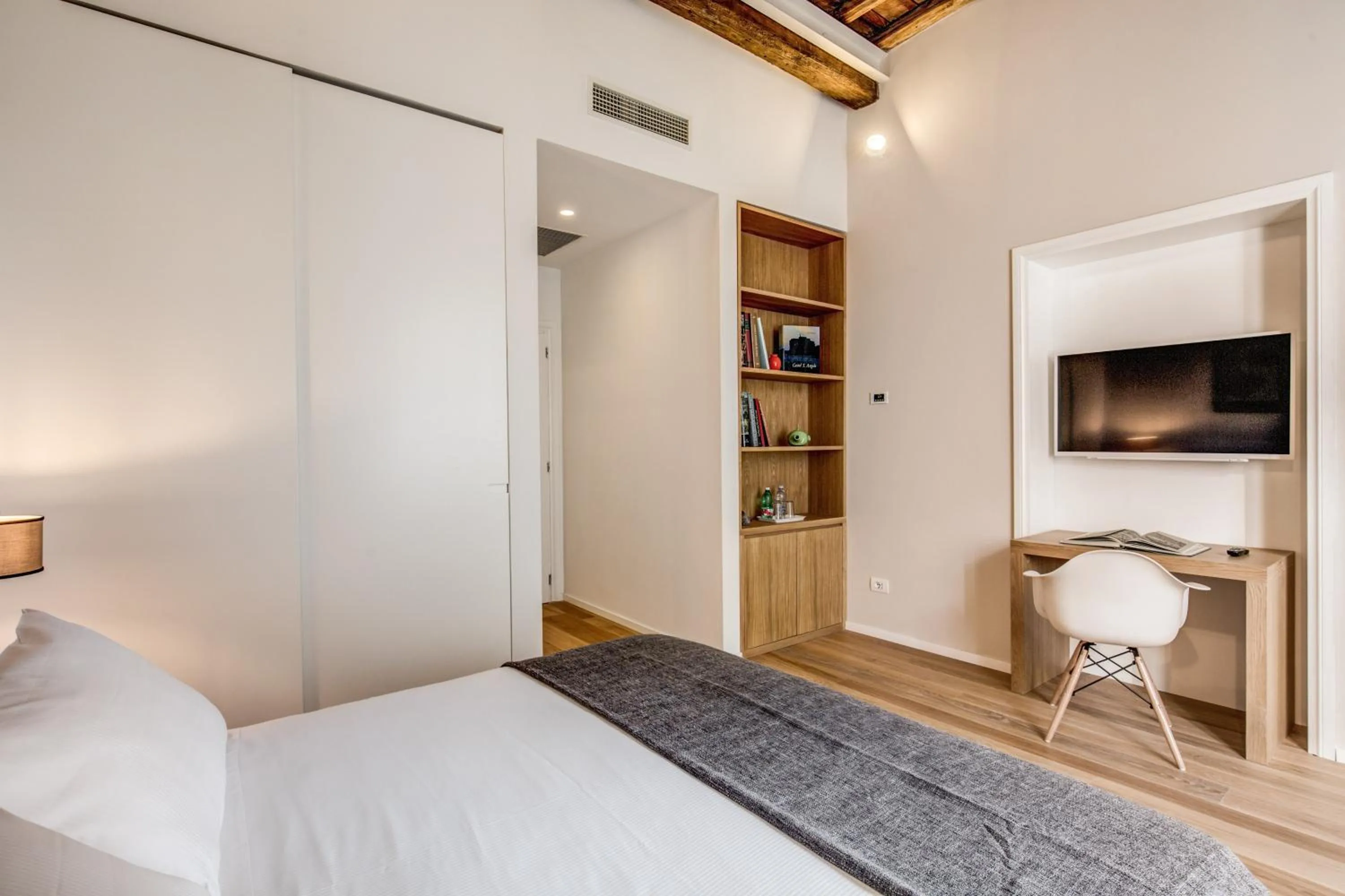 Photo of the whole room, Bed in Dopodomani Suite