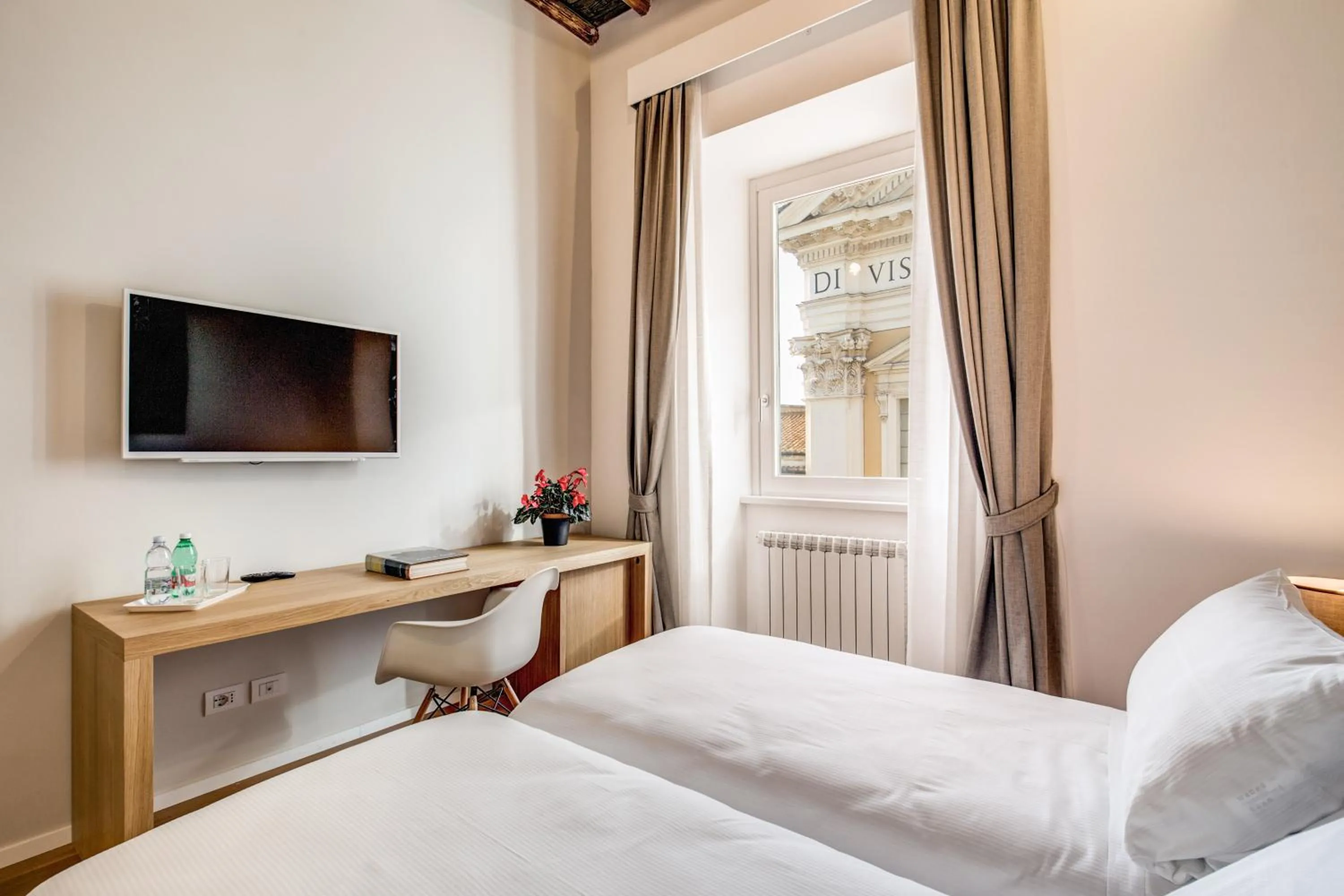 Photo of the whole room, Bed in Dopodomani Suite