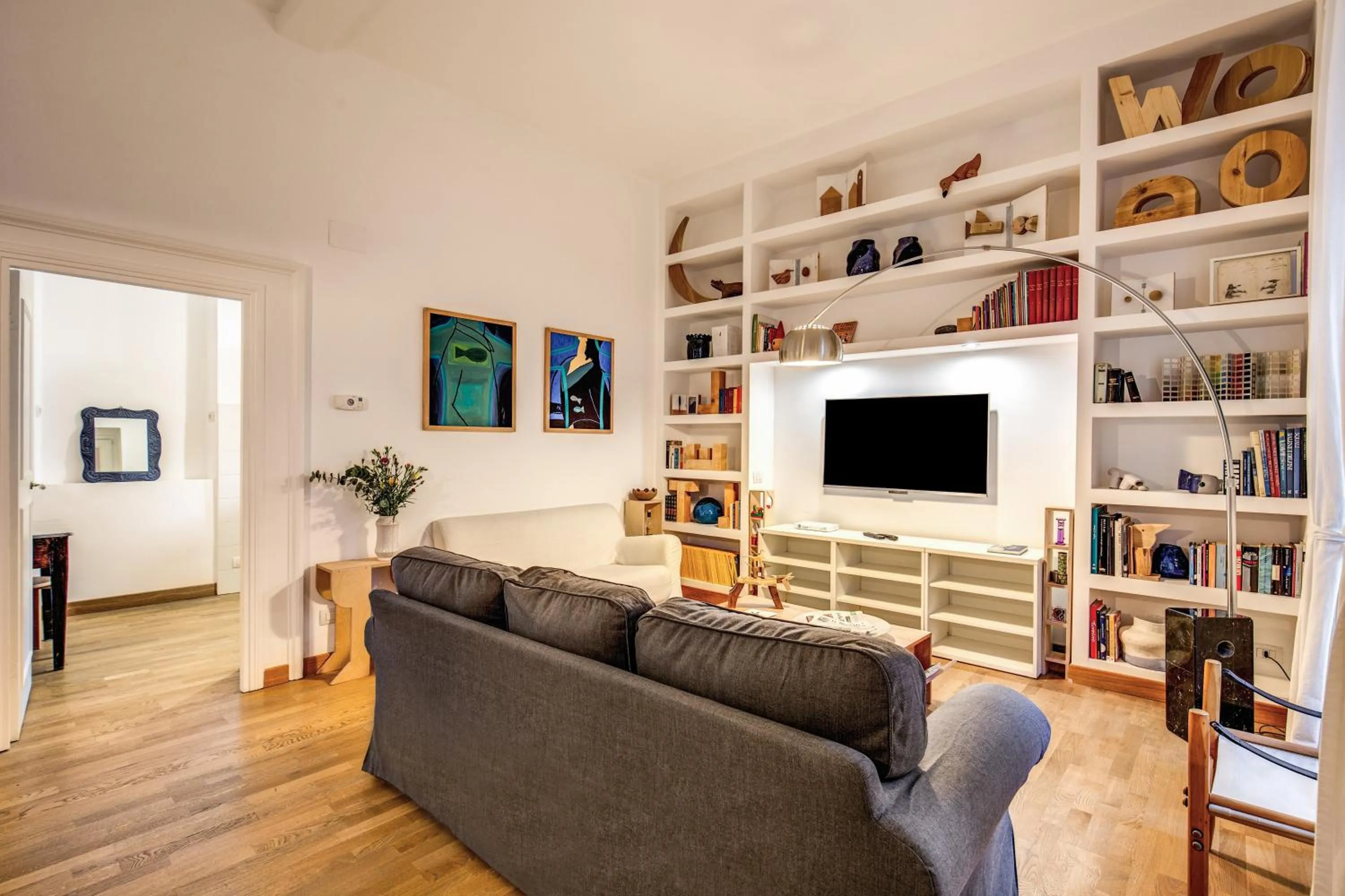 Communal lounge/ TV room in Dopodomani Suite