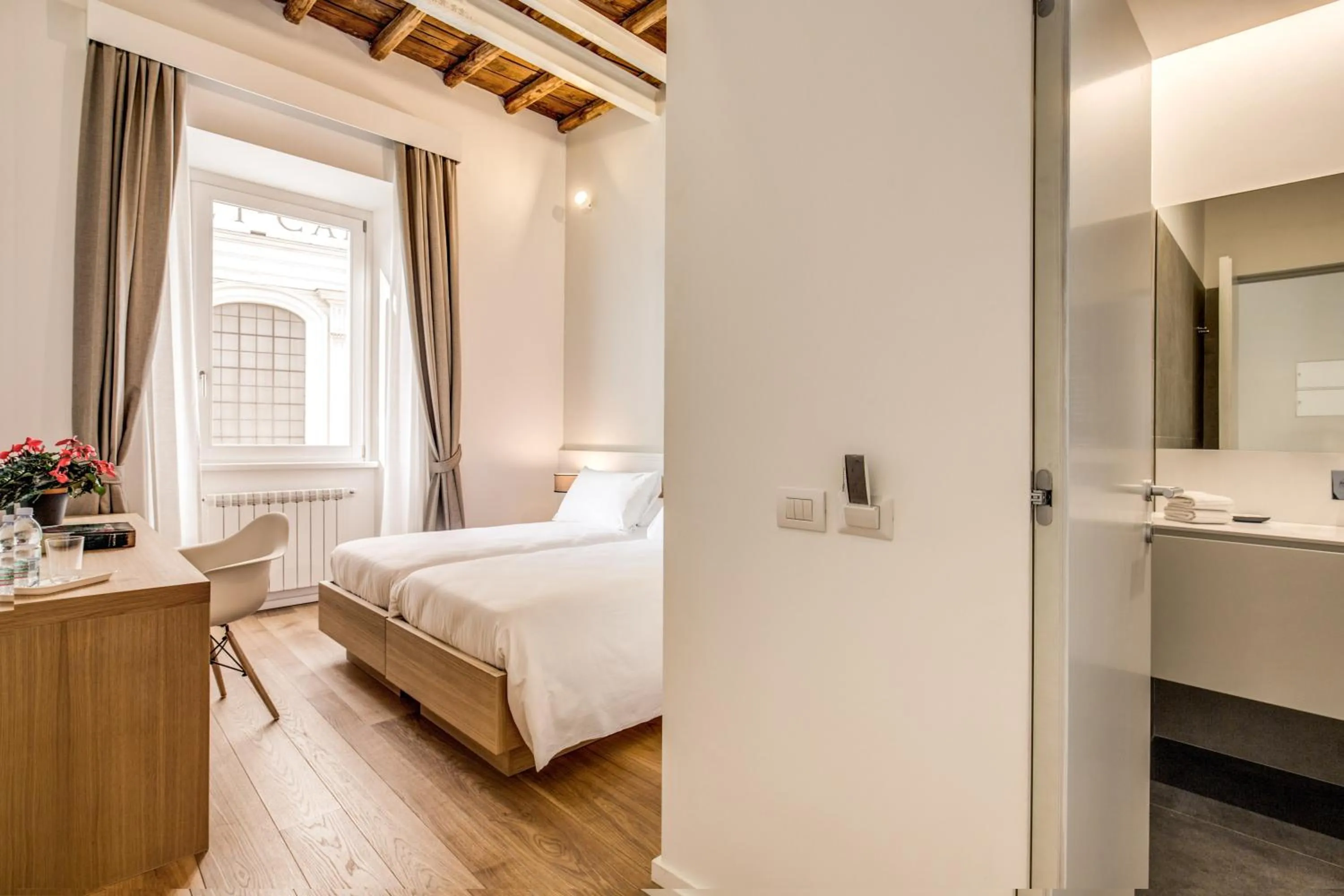 Photo of the whole room, Bed in Dopodomani Suite