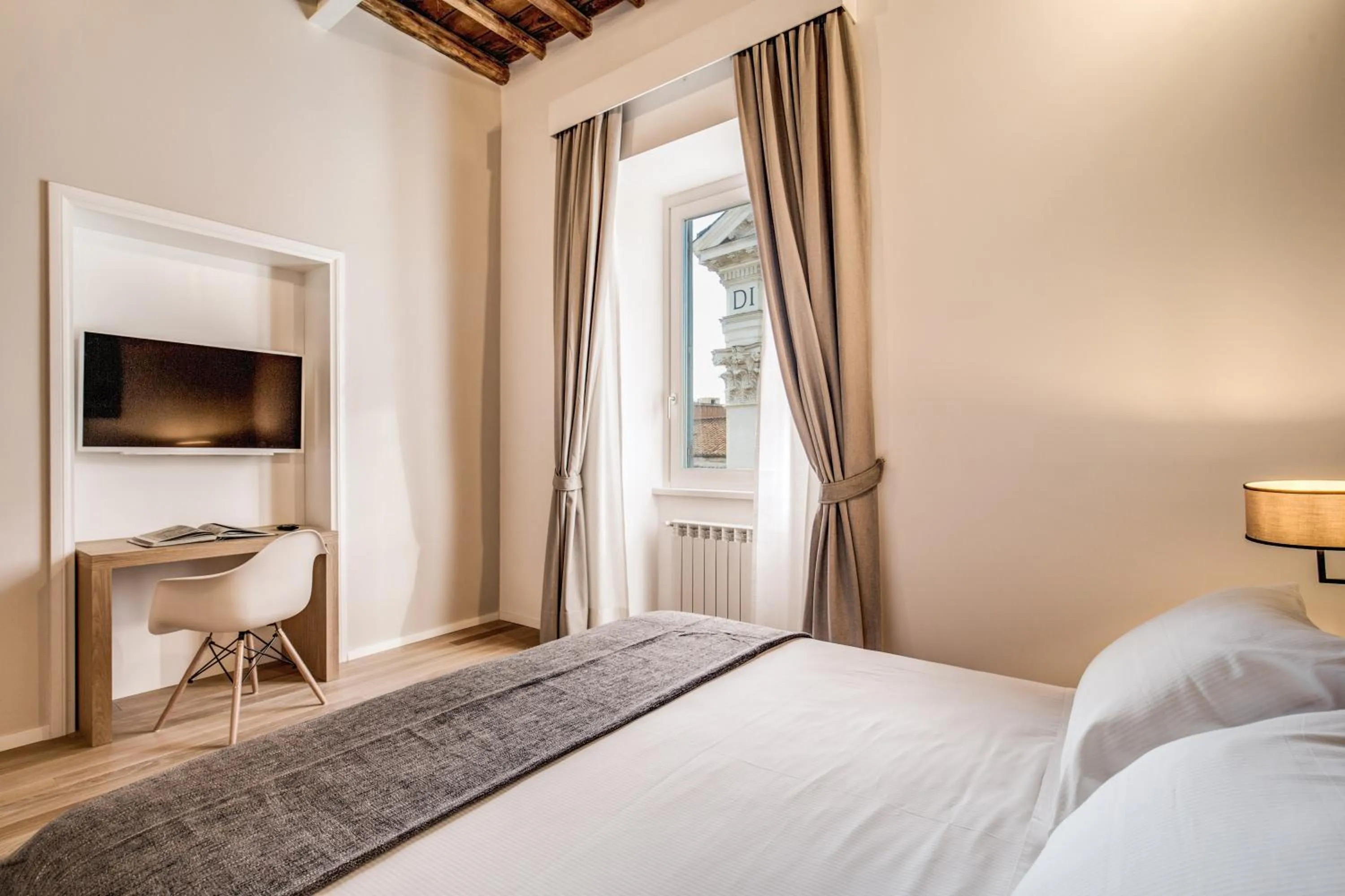 Photo of the whole room, Bed in Dopodomani Suite